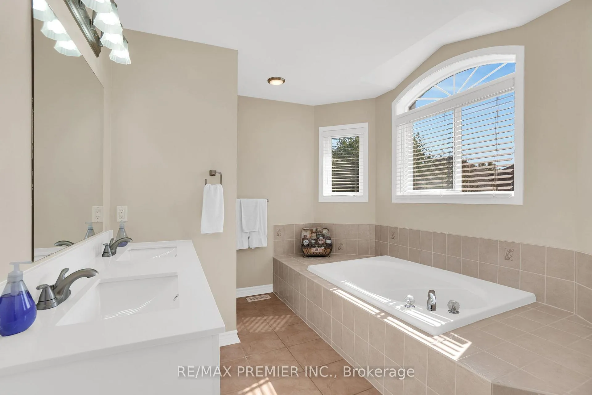 Photo 31 of 431 Pineview Lane, Pickering, Amberlea — HOMEH