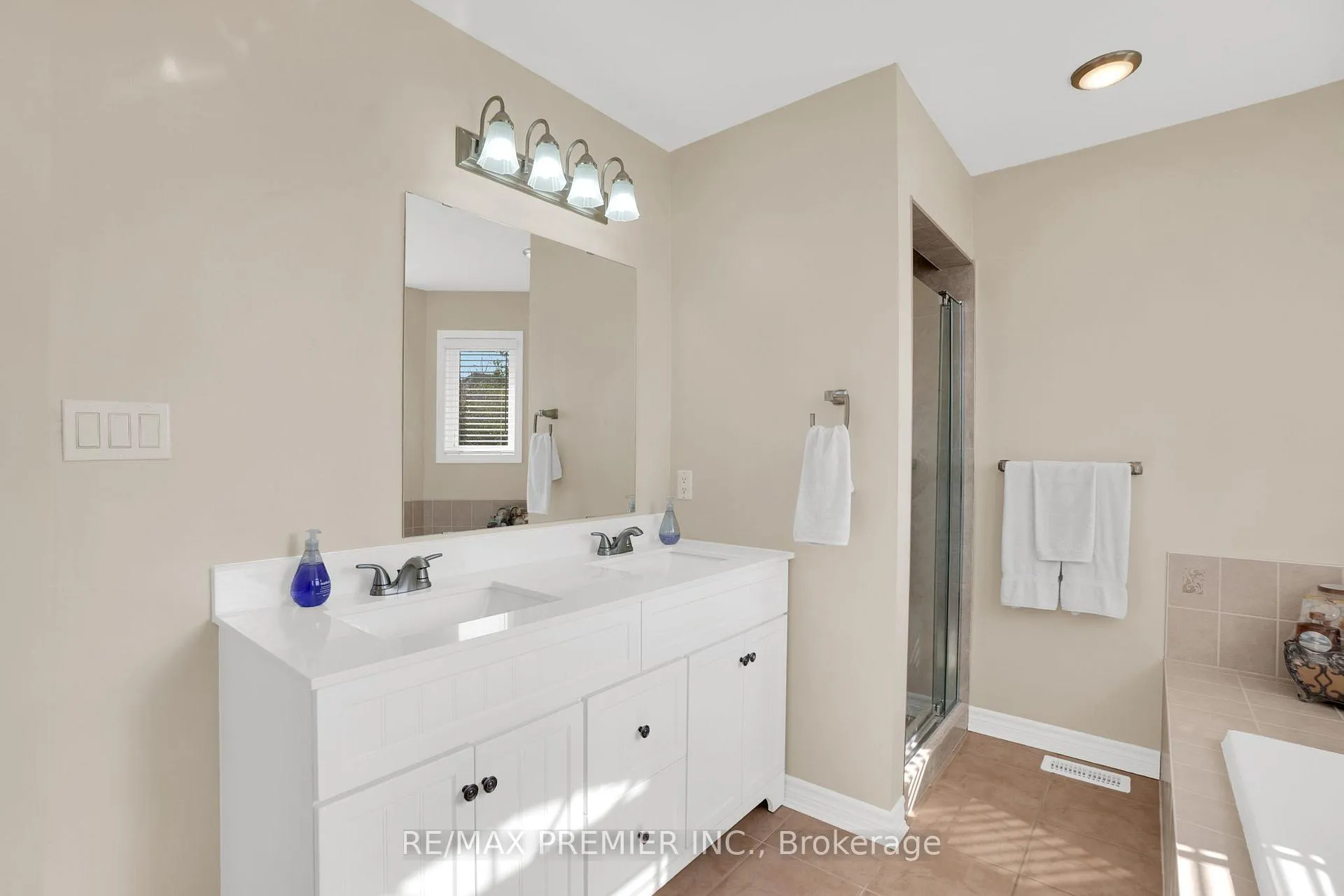 Photo 32 of 431 Pineview Lane, Pickering, Amberlea — HOMEH