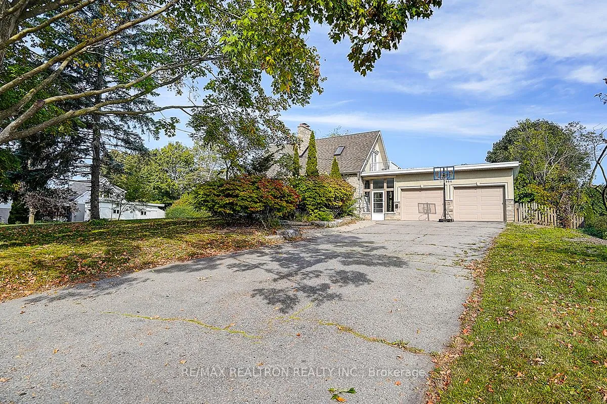 Front of 904 Parklane Avenue