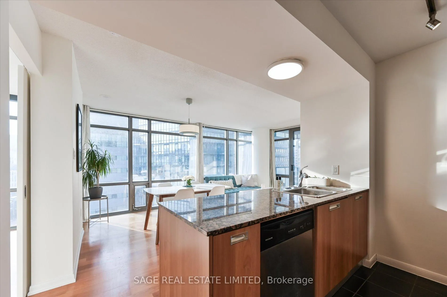 Photo 14 of Unit 902, 38 Grenville Street, Toronto, Bay Street Corridor — HOMEH