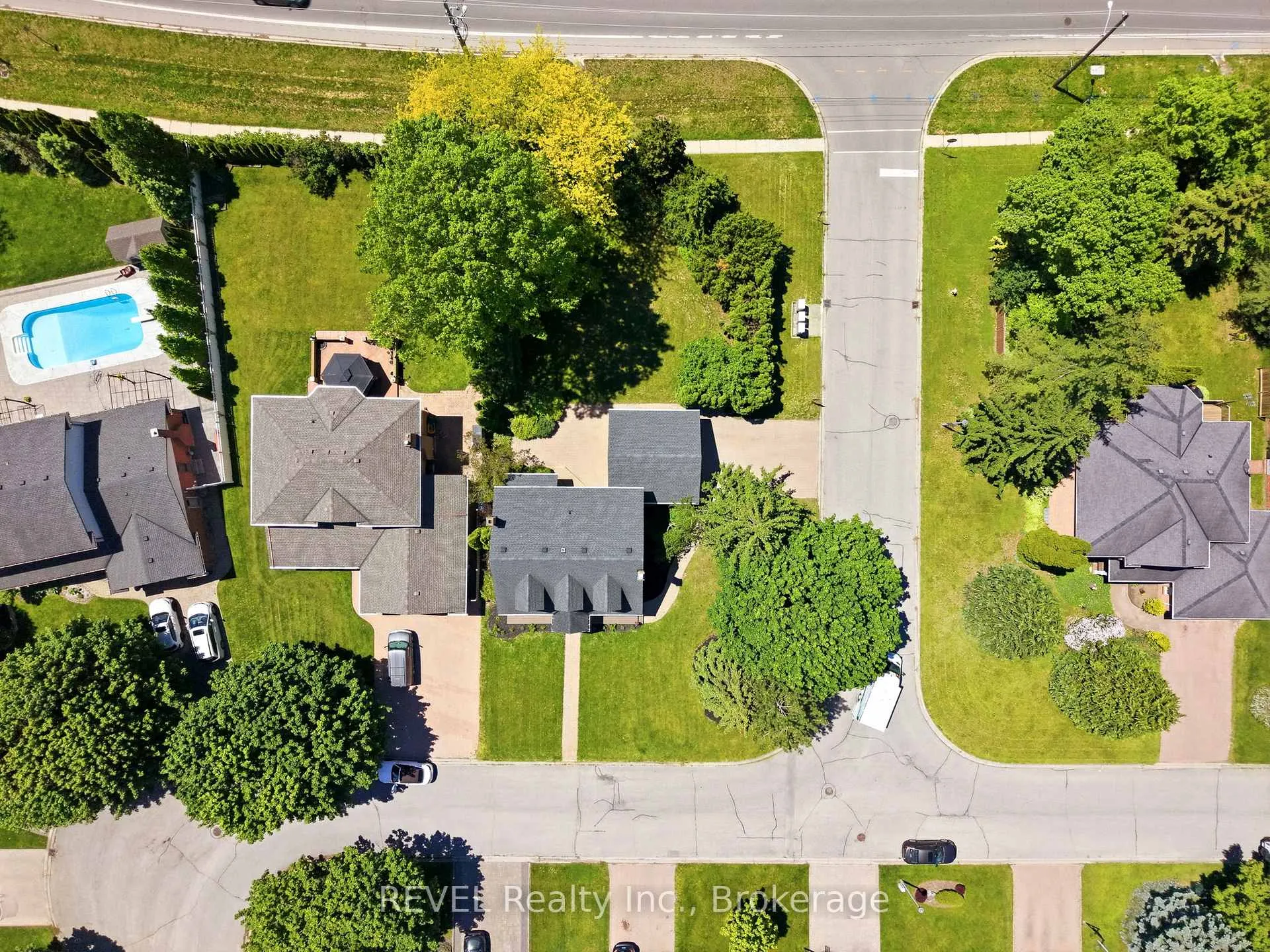 Photo 4 of 15 Macintosh Crescent, St. Catharines, Martindale Pond — HOMEH