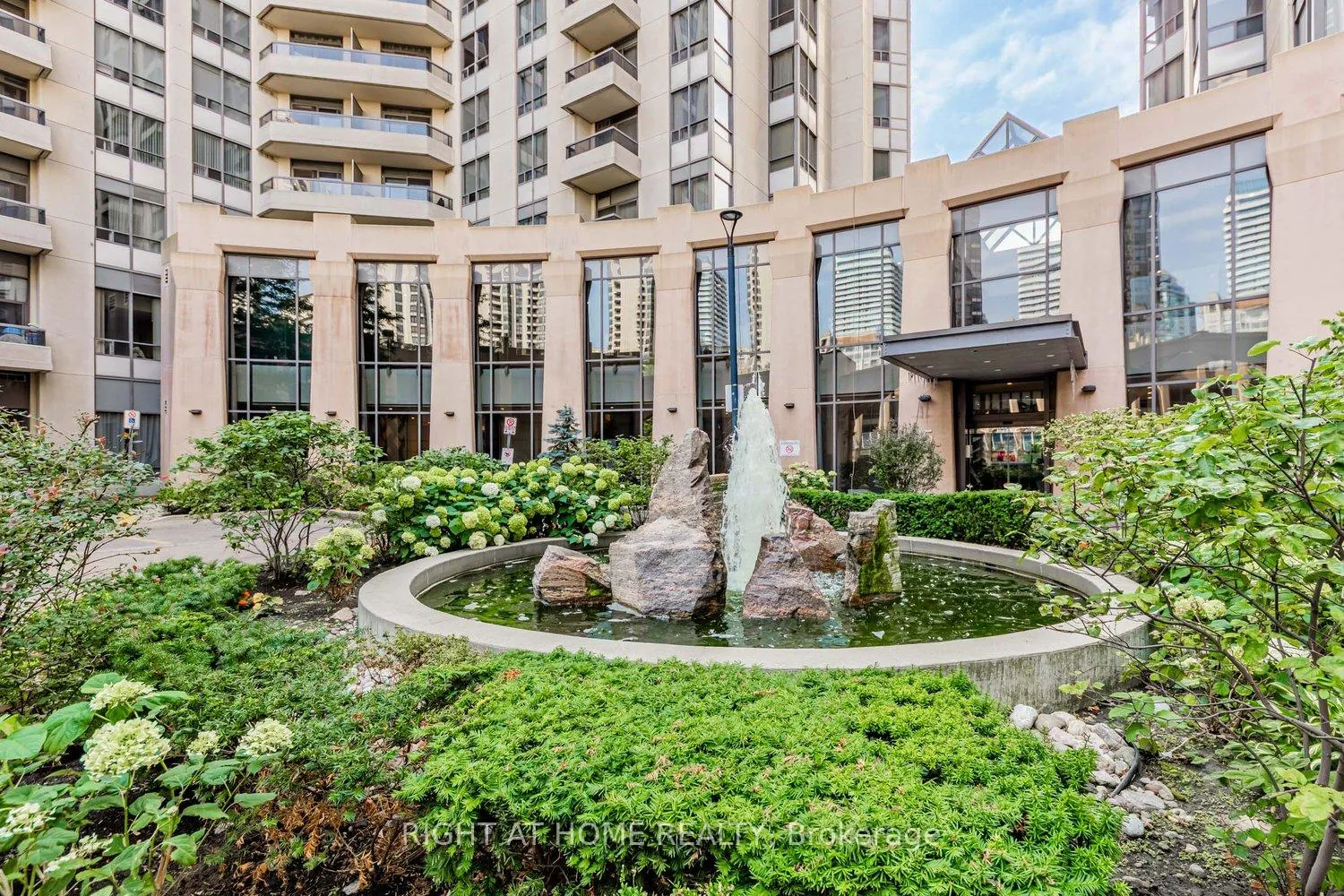 Photo 4 of Unit 1429, 15 Northtown Way, North York, Willowdale East — HOMEH