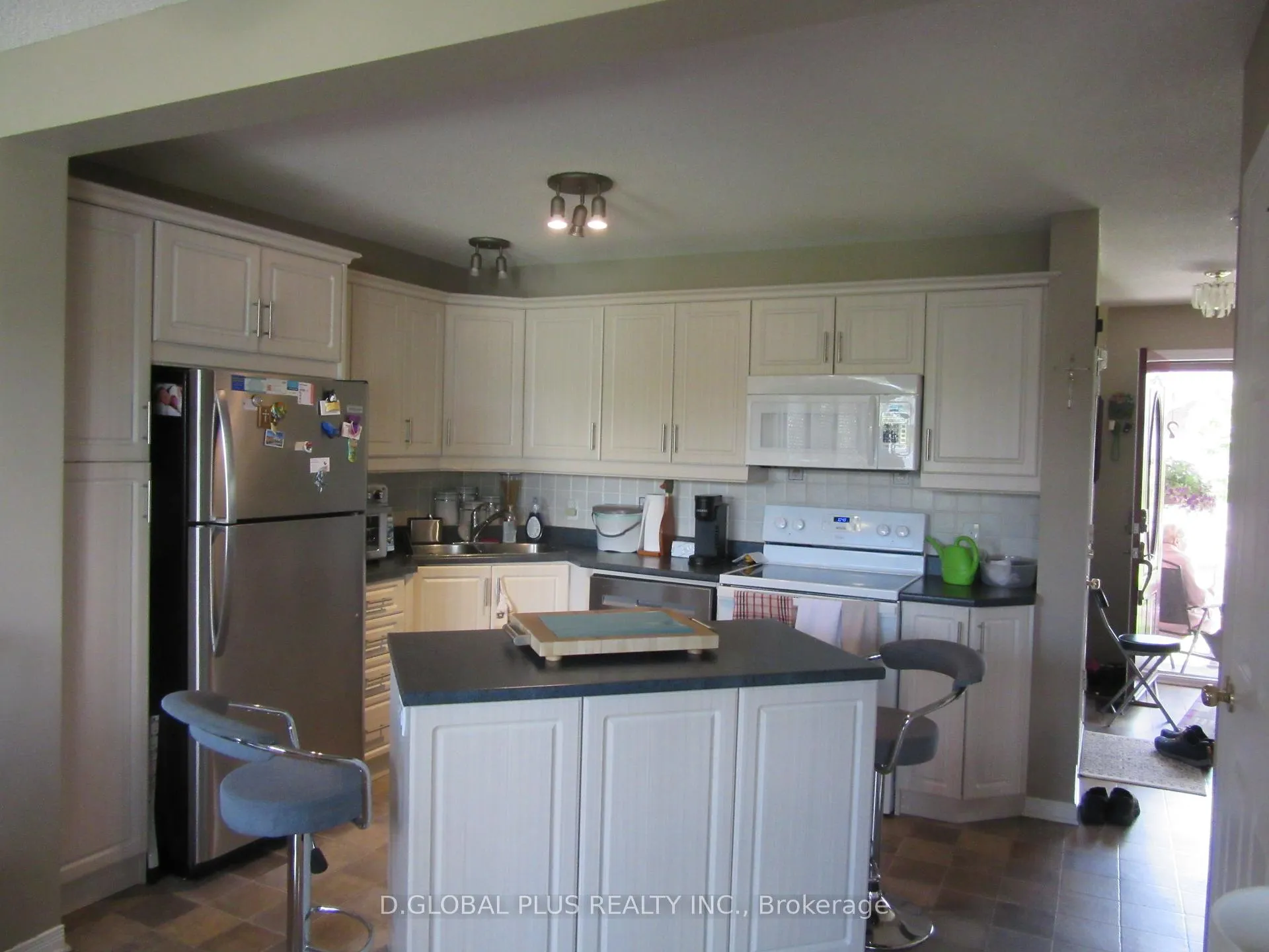 Photo 2 of 121 Hemlock Crescent N, Cornwall — HOMEH