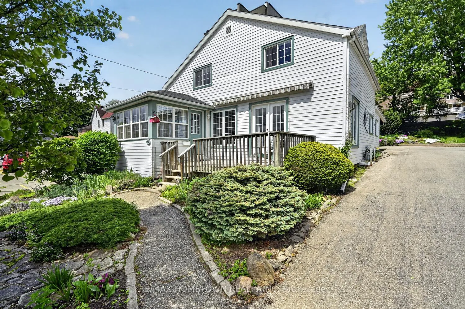 Photo 6 of 92 Water Street E, Brockville — HOMEH