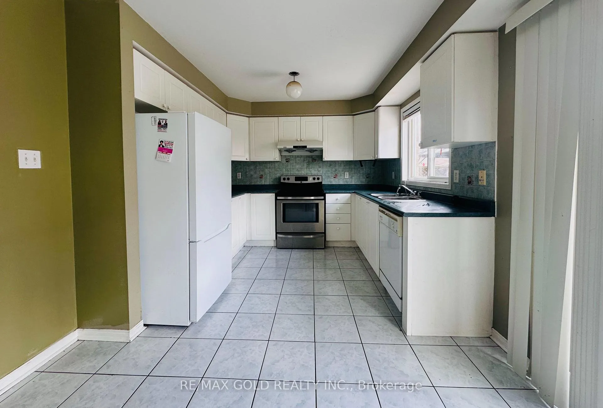 Photo 4 of 55 Linderwood Drive, Brampton, Fletcher's Meadow — HOMEH