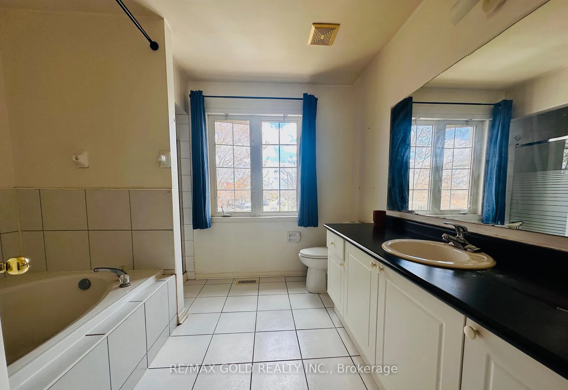 Photo 7 of 55 Linderwood Drive, Brampton, Fletcher's Meadow — HOMEH
