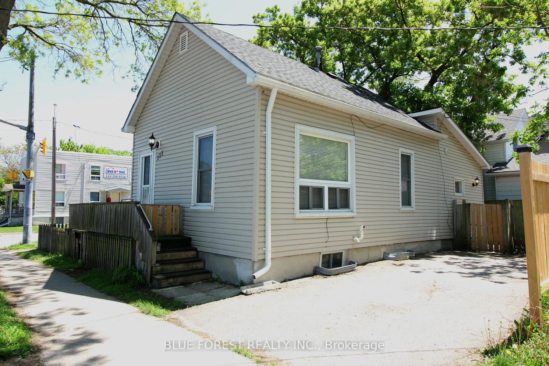 Photo 3 of 175 Davis Street, Sarnia — HOMEH