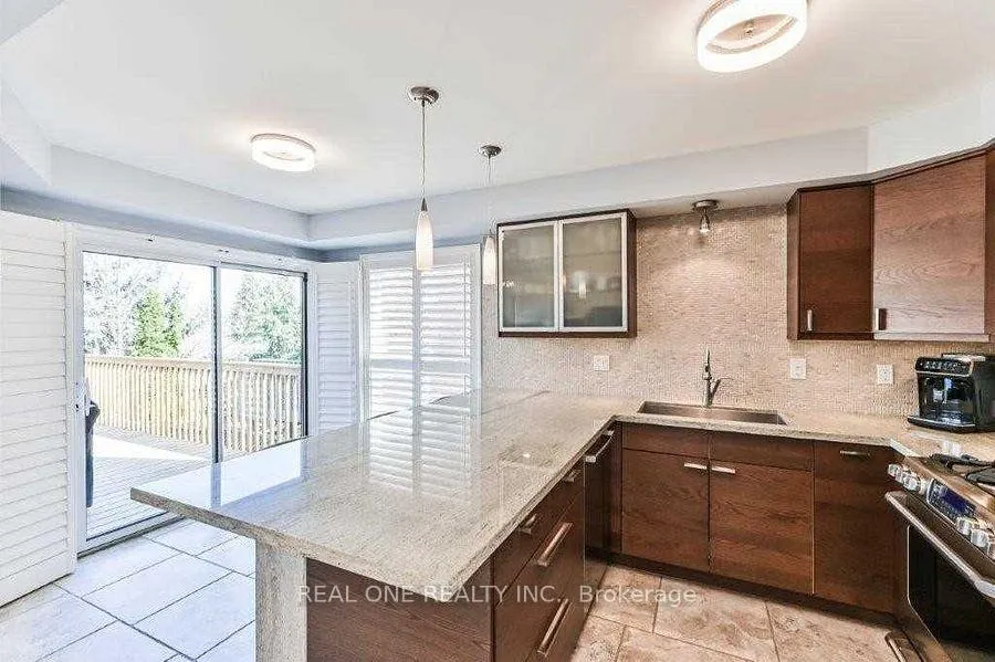 Photo 3 of 2380 Guildstone Crescent, Oakville, West Oak Trails — HOMEH