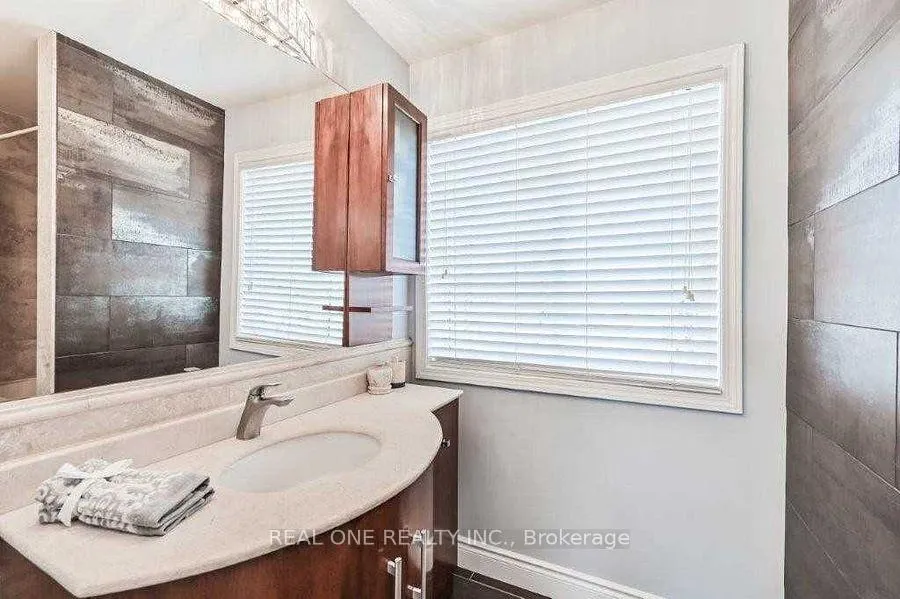Photo 9 of 2380 Guildstone Crescent, Oakville, West Oak Trails — HOMEH