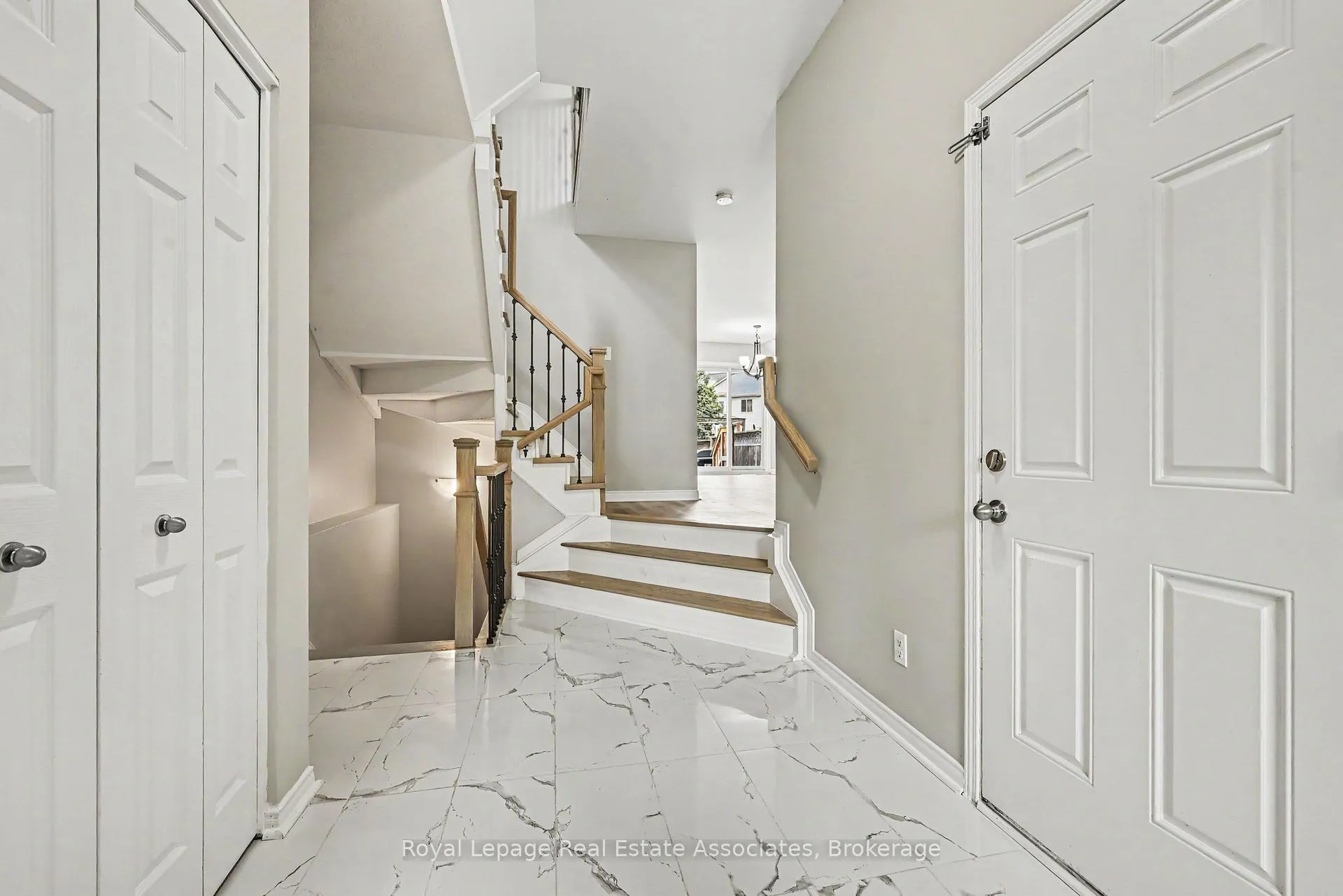 Photo 3 of 158 Lokoya Street, Ottawa, Kanata - Emerald Meadows/Trailwest — HOMEH