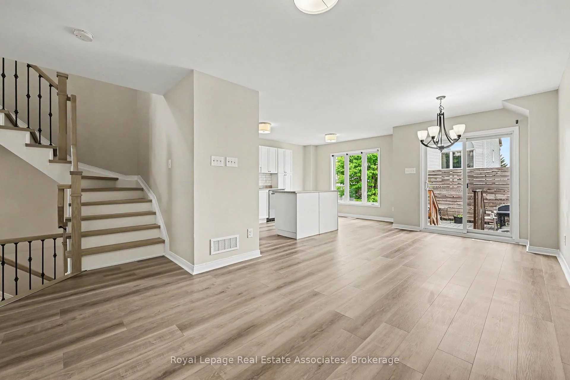 Photo 4 of 158 Lokoya Street, Ottawa, Kanata - Emerald Meadows/Trailwest — HOMEH