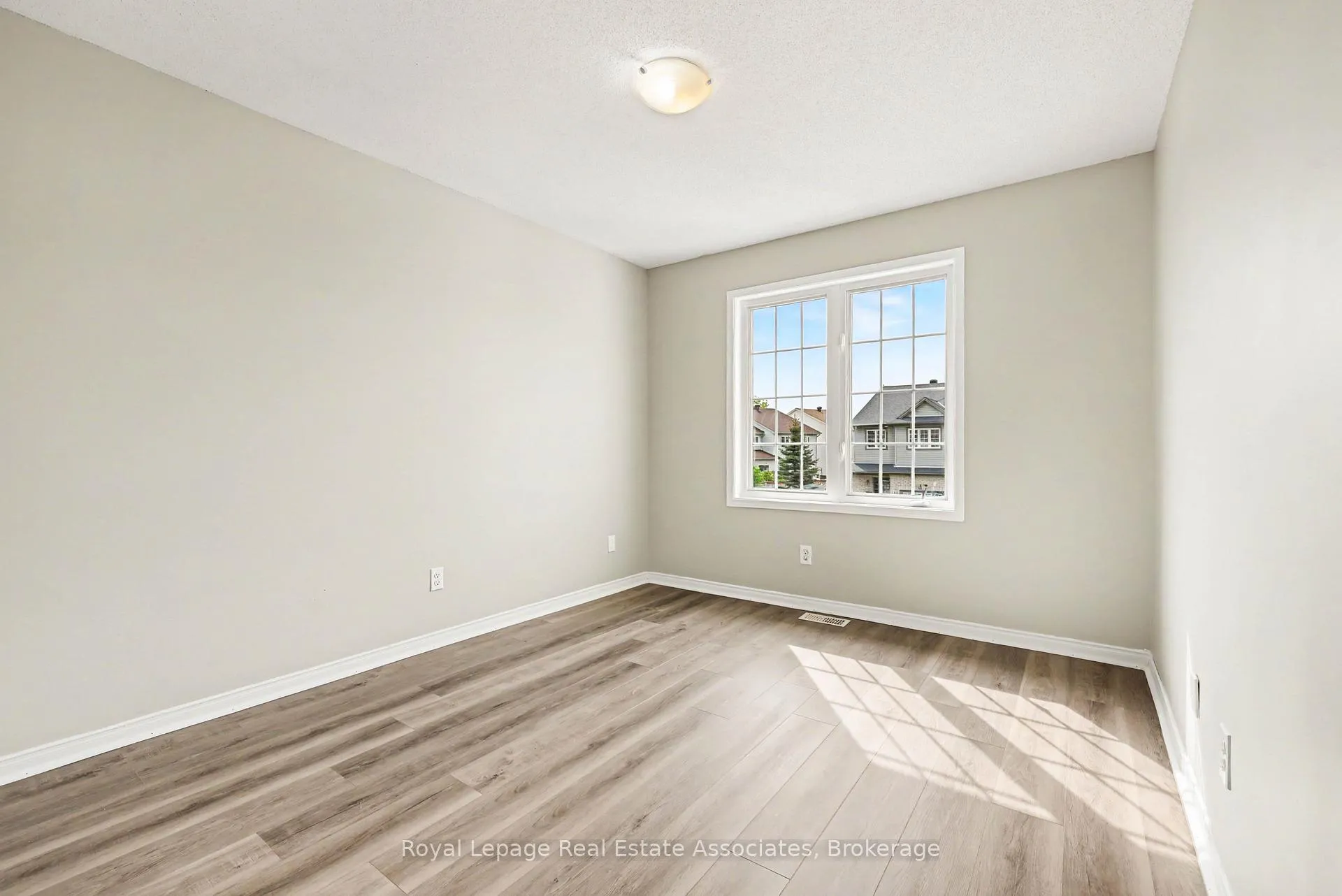 Photo 13 of 158 Lokoya Street, Ottawa, Kanata - Emerald Meadows/Trailwest — HOMEH