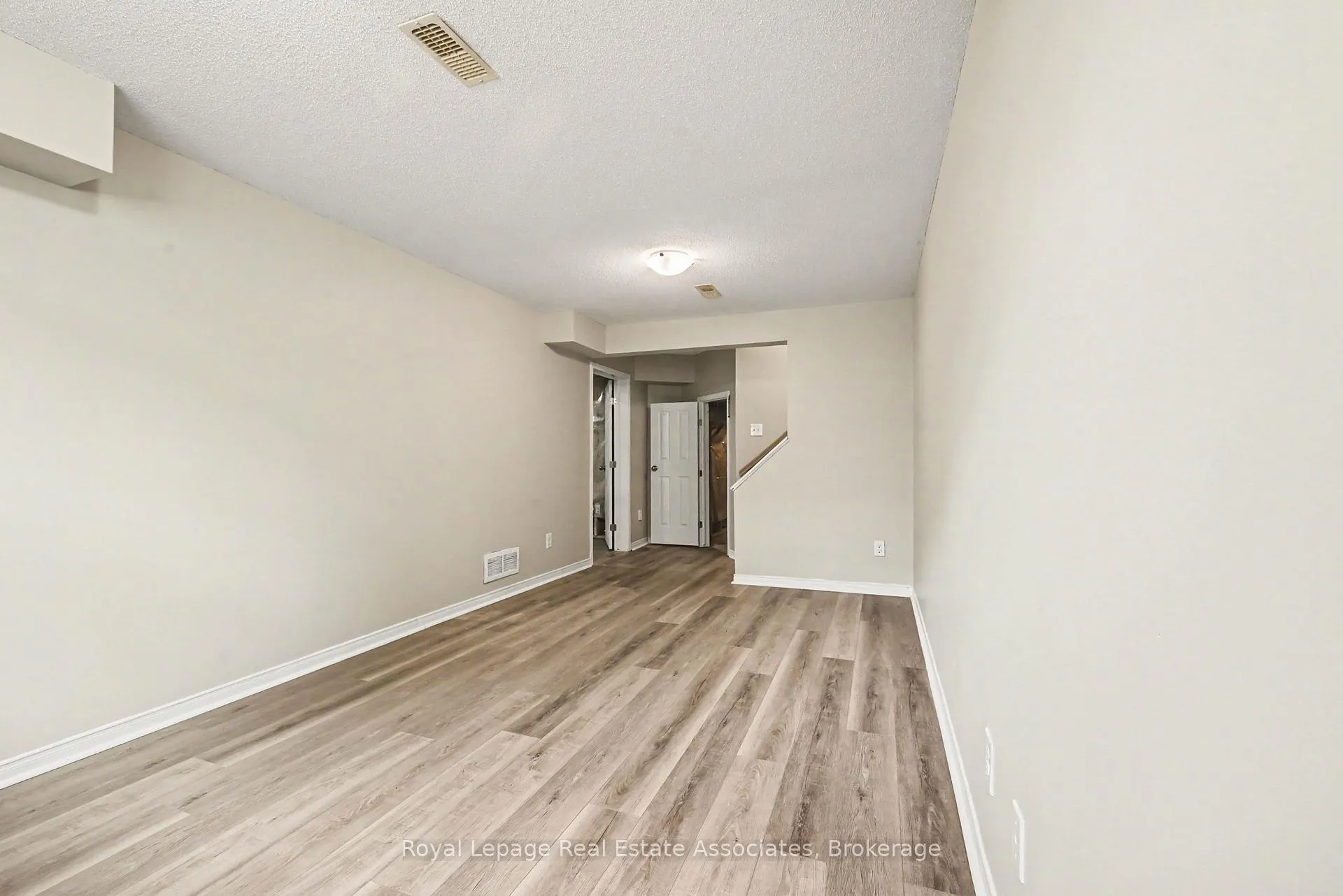 Photo 16 of 158 Lokoya Street, Ottawa, Kanata - Emerald Meadows/Trailwest — HOMEH