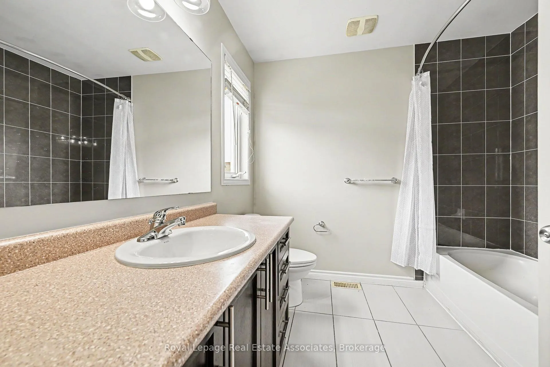Photo 17 of 158 Lokoya Street, Ottawa, Kanata - Emerald Meadows/Trailwest — HOMEH