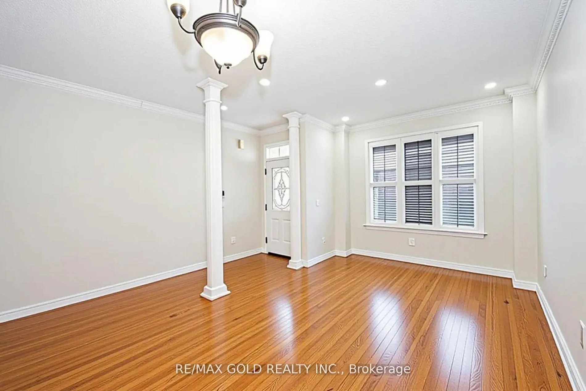 Photo 2 of 321 Queen Mary Drive, Brampton, Fletcher's Meadow — HOMEH