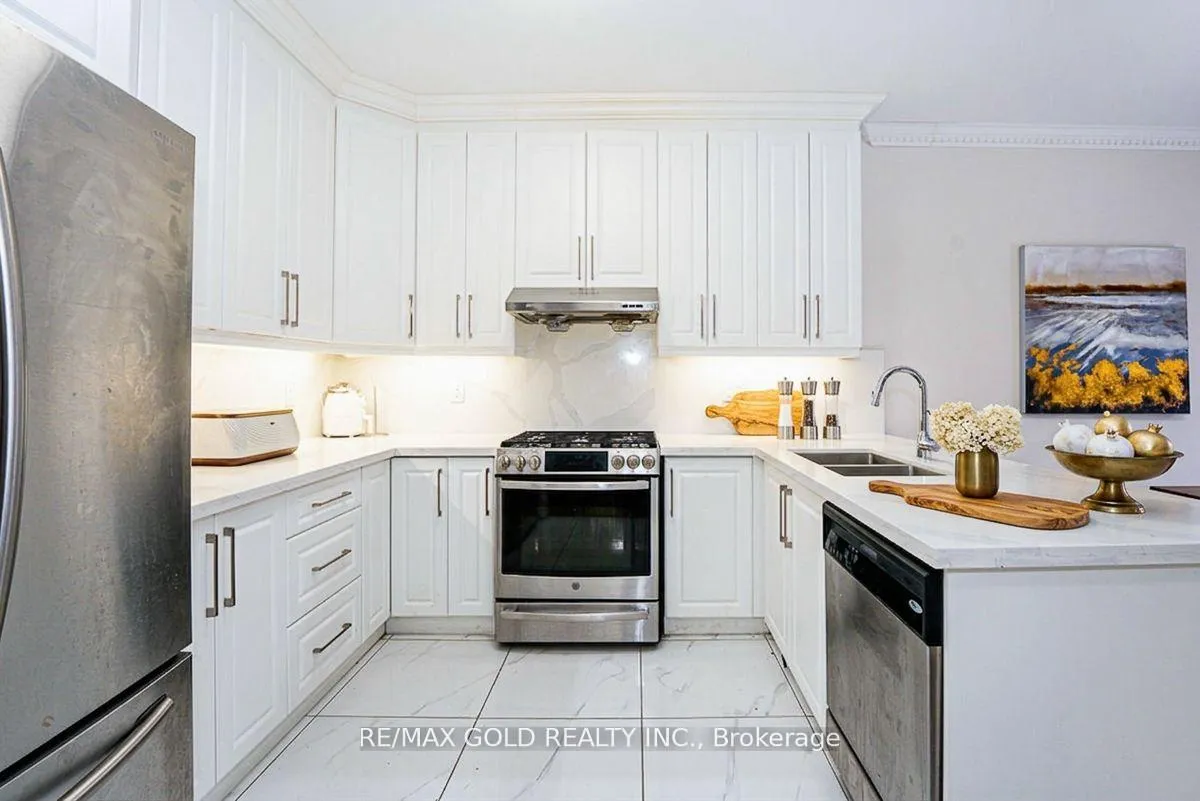 Photo 10 of 321 Queen Mary Drive, Brampton, Fletcher's Meadow — HOMEH