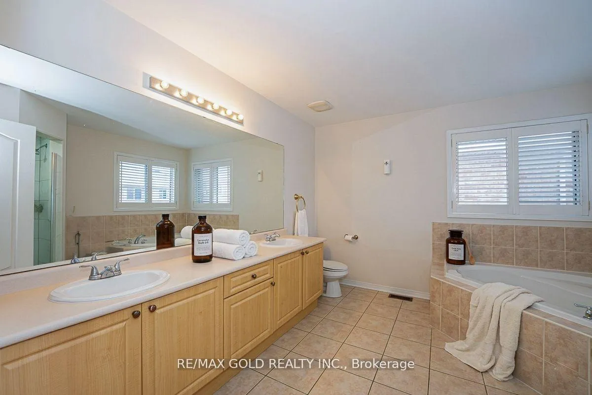 Photo 14 of 321 Queen Mary Drive, Brampton, Fletcher's Meadow — HOMEH