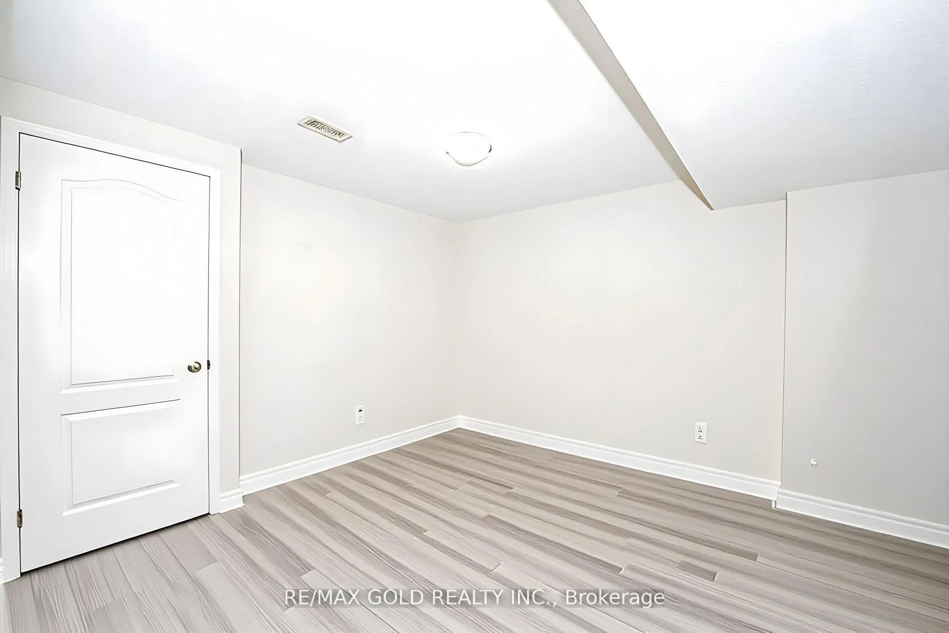 Photo 21 of 321 Queen Mary Drive, Brampton, Fletcher's Meadow — HOMEH