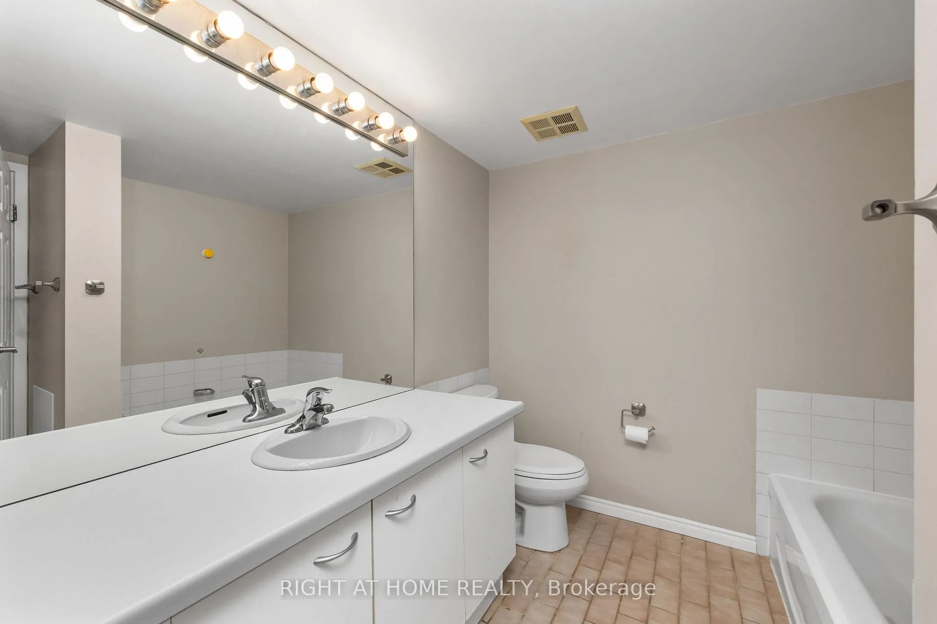 Photo 12 of Unit 303, 25 The Esplanade, Toronto, Waterfront Communities — HOMEH