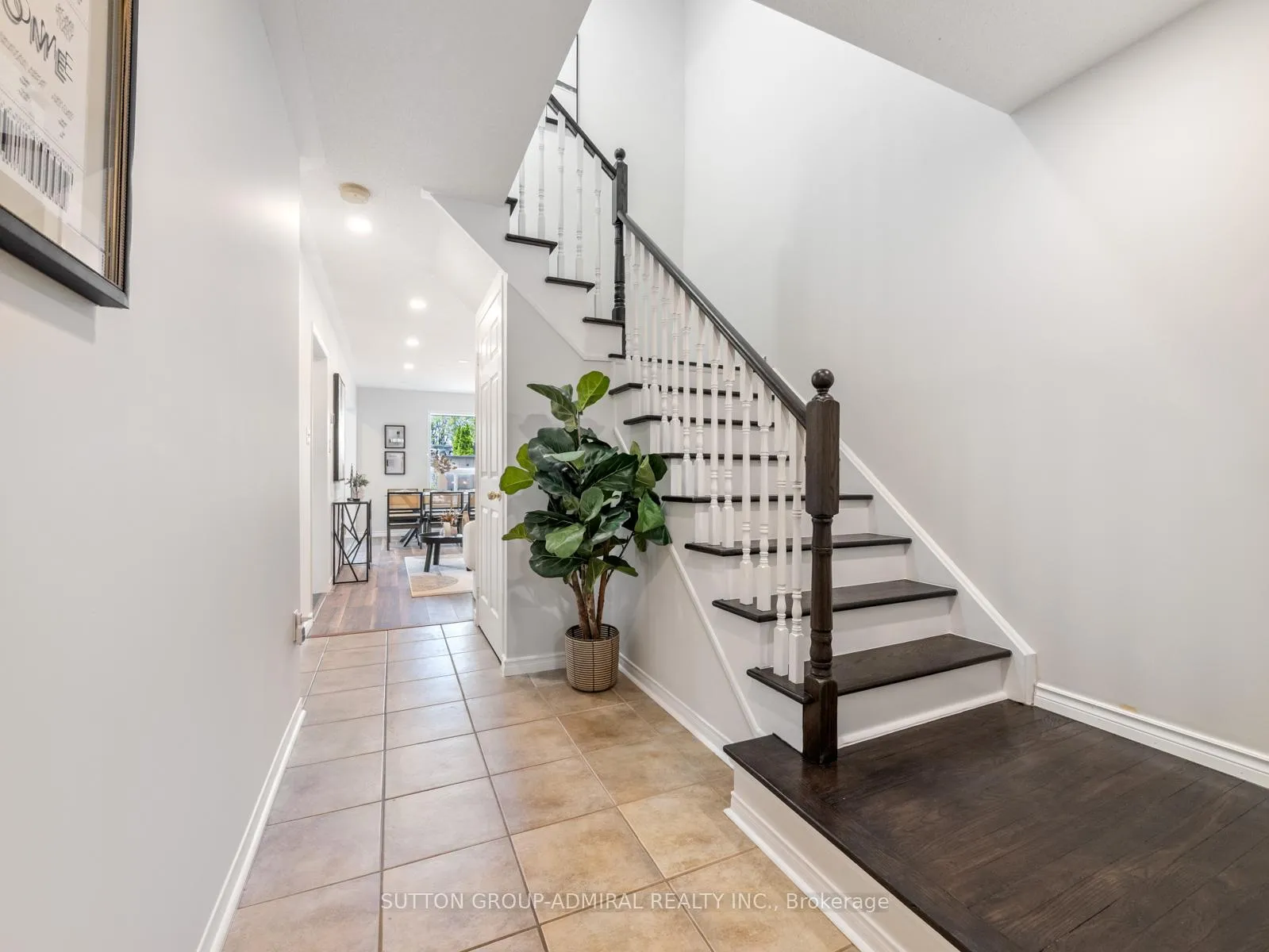 Photo 3 of 49 Lindenshire Avenue, Vaughan, Maple — HOMEH