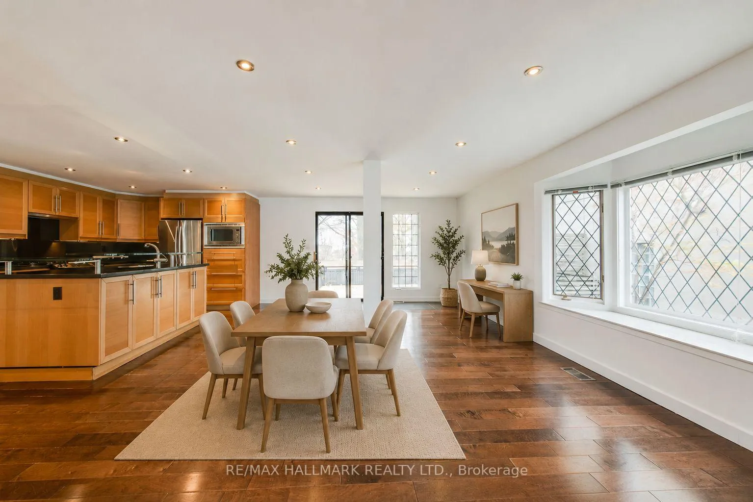 Photo 3 of 35 Benlamond Avenue, Toronto, East End-Danforth — HOMEH