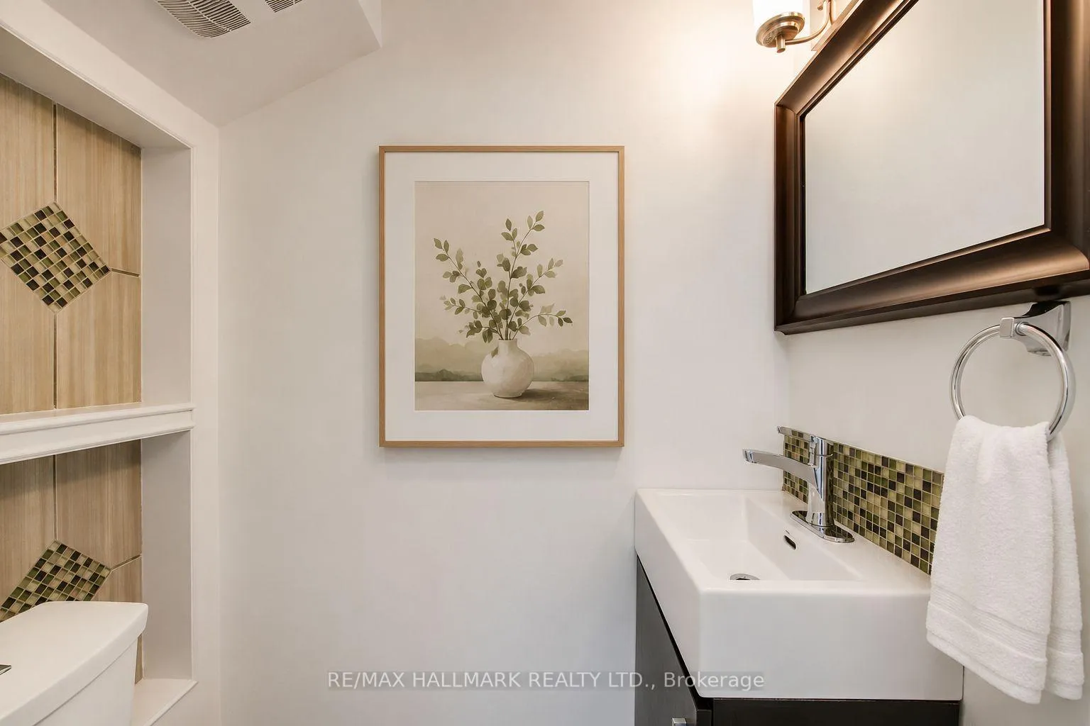 Photo 4 of 35 Benlamond Avenue, Toronto, East End-Danforth — HOMEH