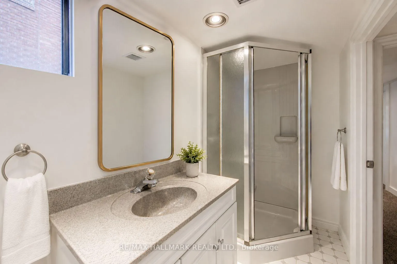 Photo 12 of 35 Benlamond Avenue, Toronto, East End-Danforth — HOMEH