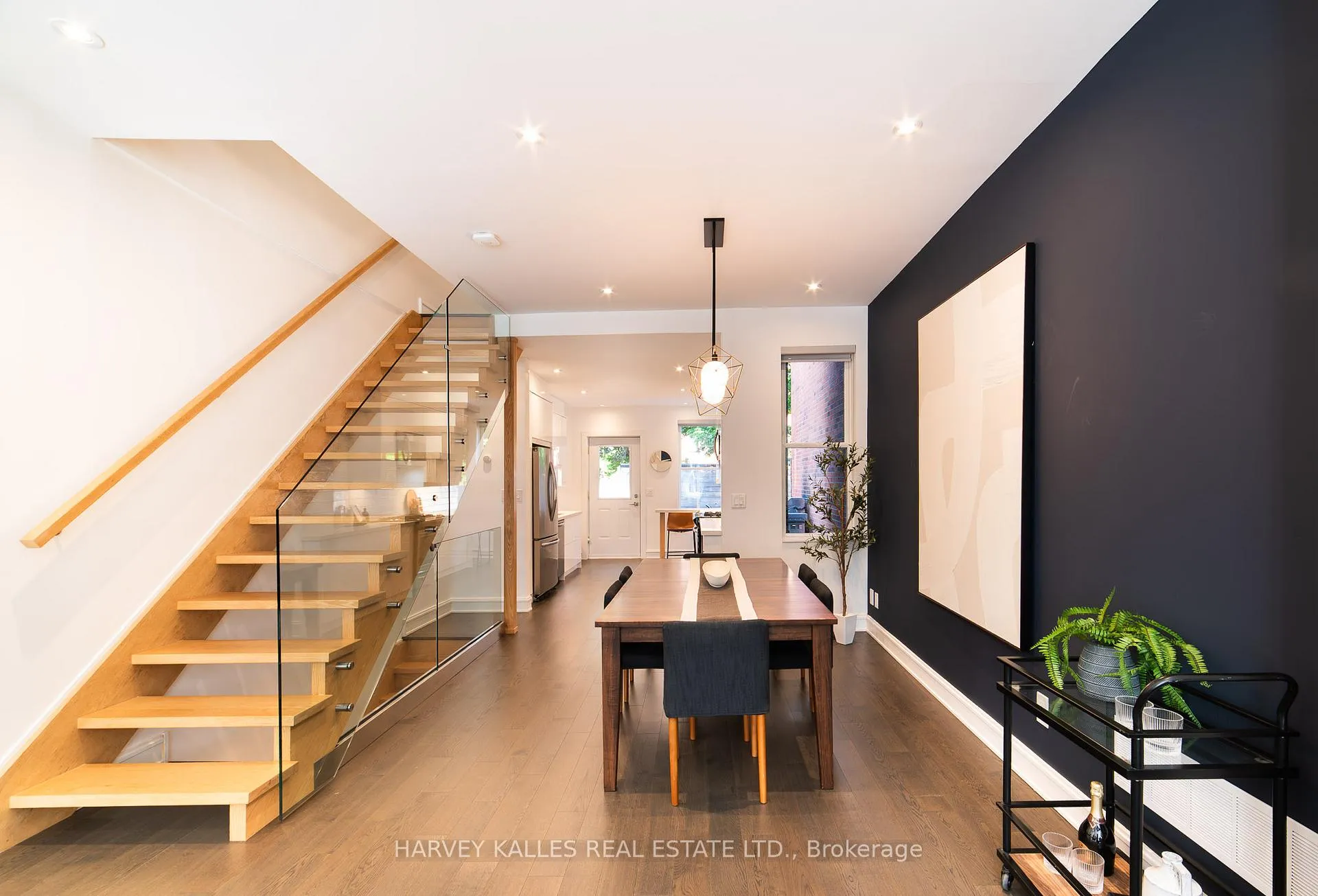 Photo 4 of 642 Wellington Street W, Toronto, Niagara — HOMEH