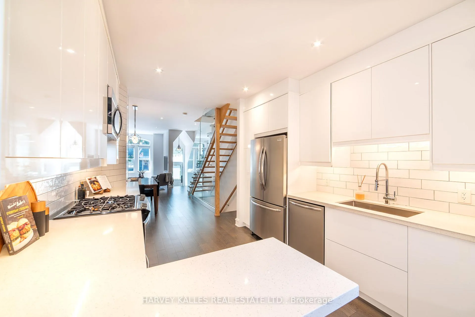 Photo 6 of 642 Wellington Street W, Toronto, Niagara — HOMEH