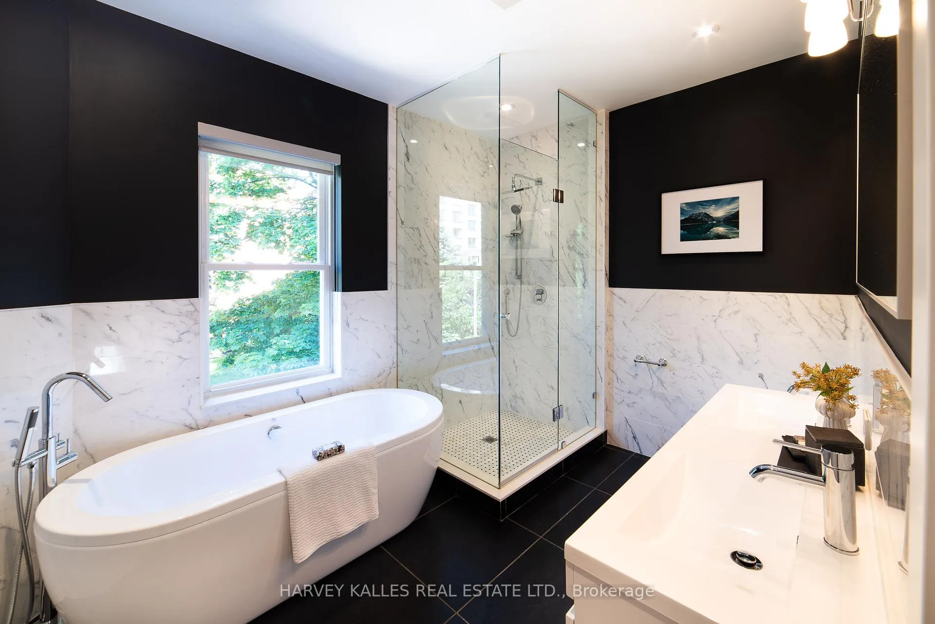 Photo 11 of 642 Wellington Street W, Toronto, Niagara — HOMEH