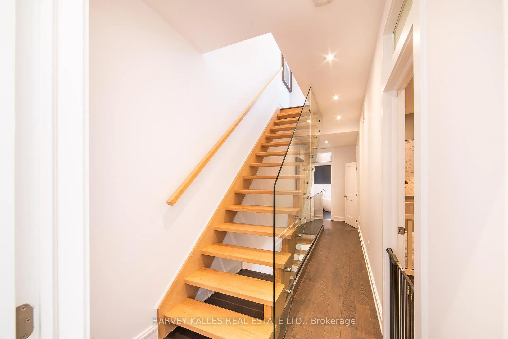 Photo 18 of 642 Wellington Street W, Toronto, Niagara — HOMEH