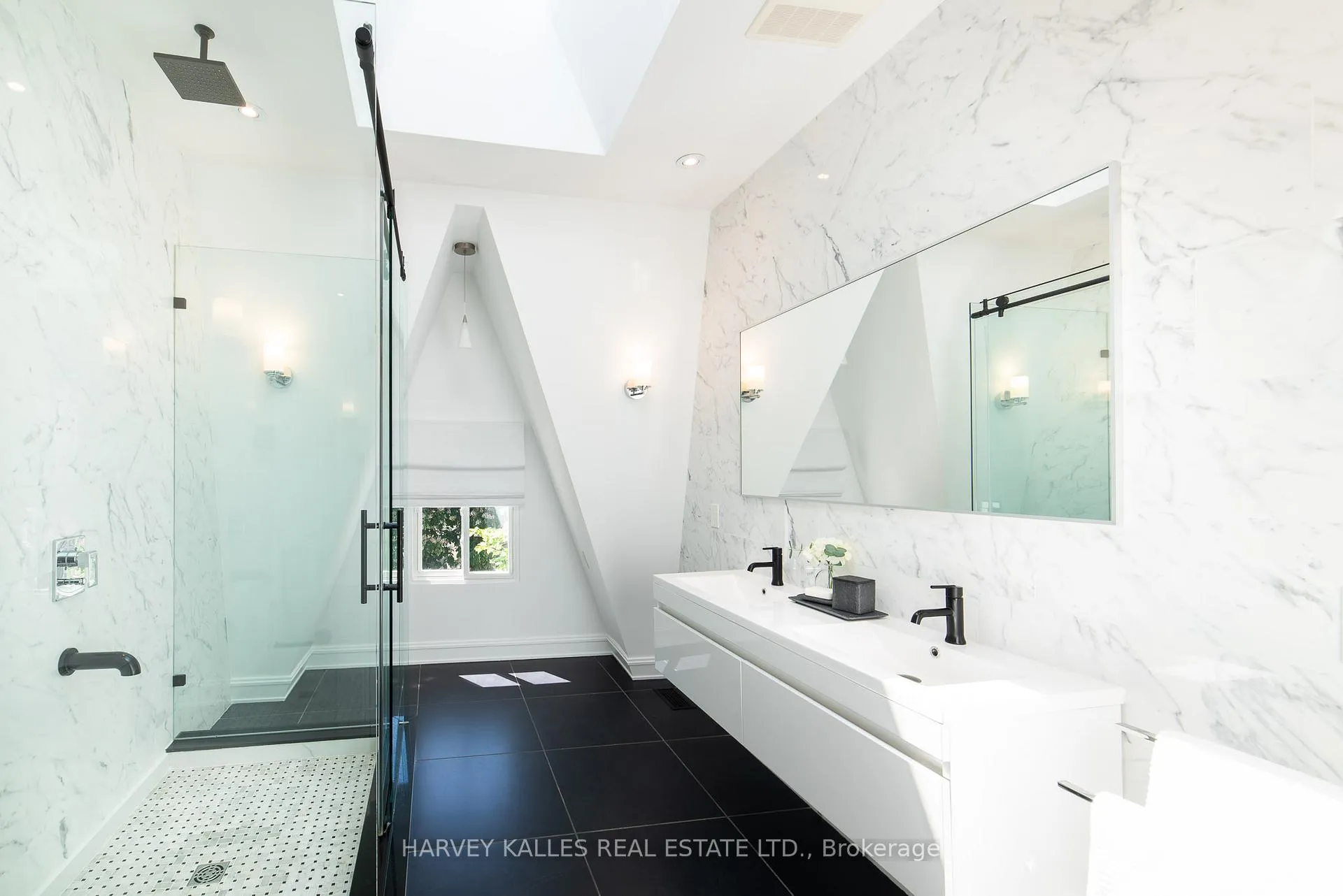 Photo 24 of 642 Wellington Street W, Toronto, Niagara — HOMEH