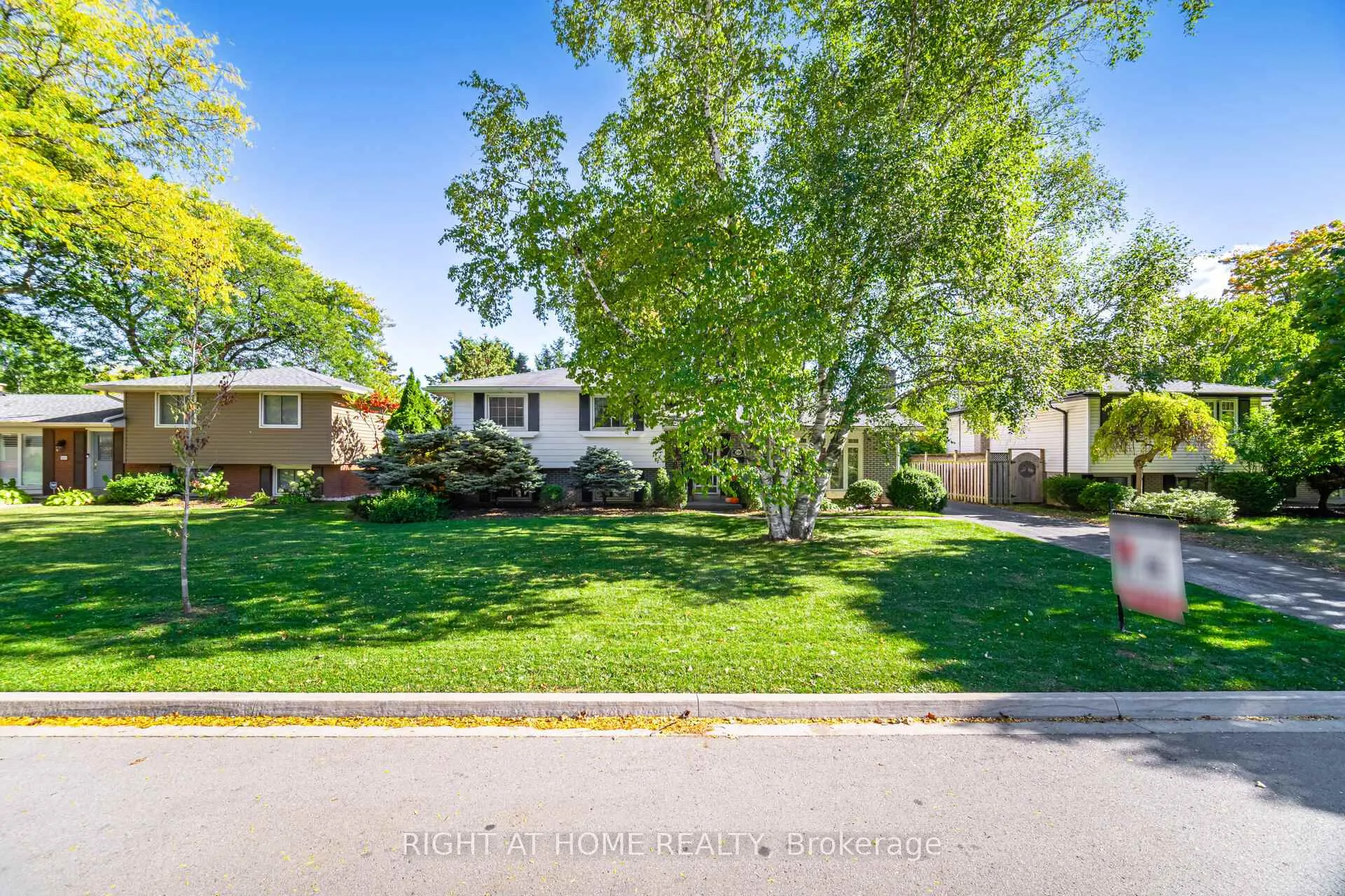 Photo 2 of 5188 Cherryhill Crescent, Burlington, Appleby — HOMEH