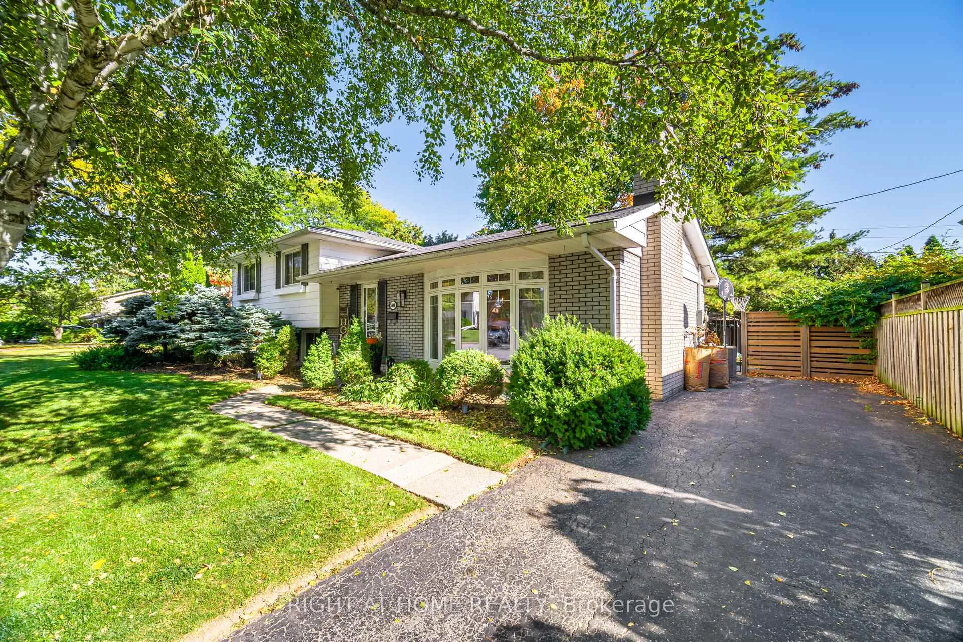 Photo 4 of 5188 Cherryhill Crescent, Burlington, Appleby — HOMEH