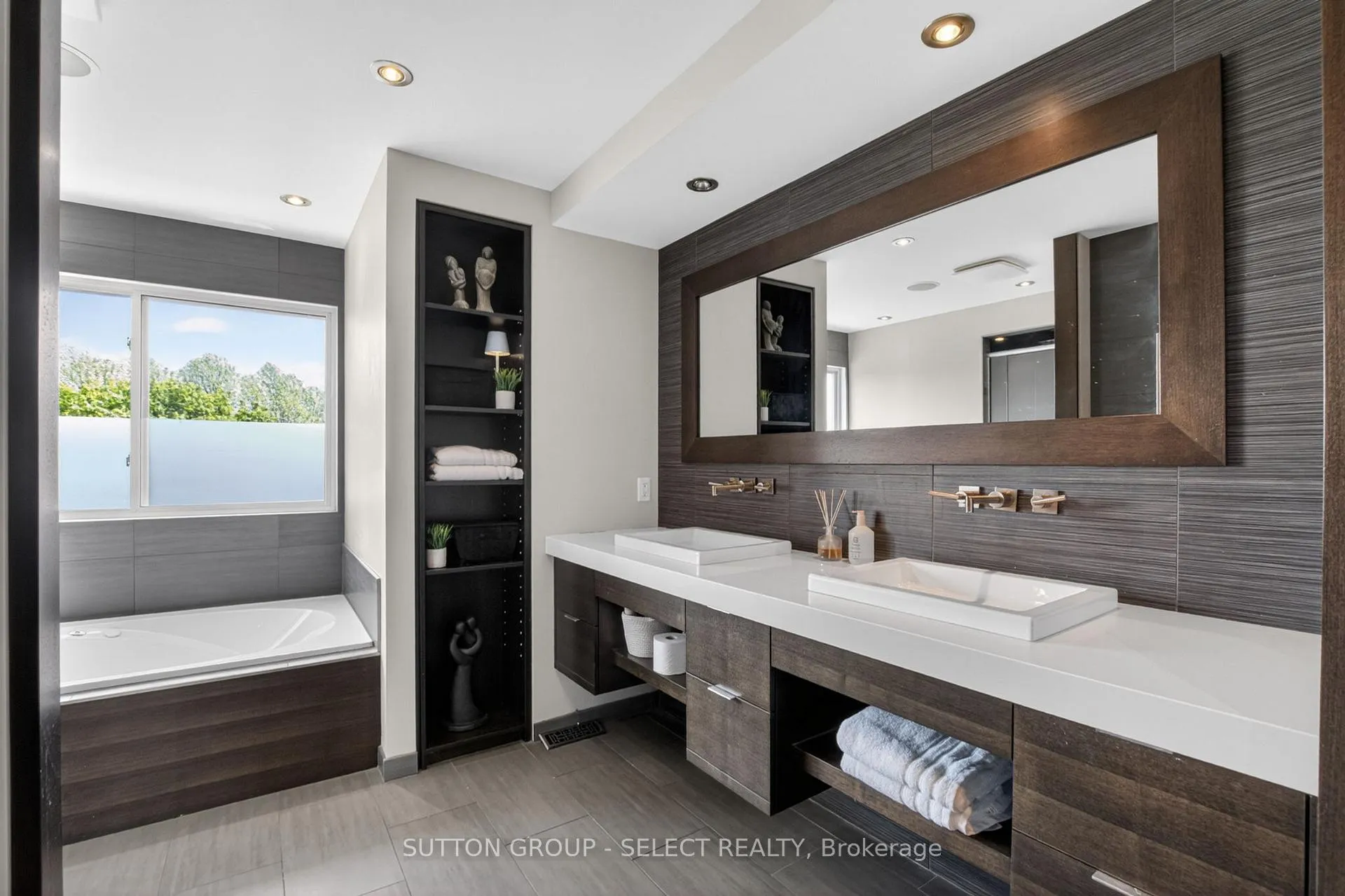 Photo 21 of 972 Guildwood Boulevard, London, North M — HOMEH