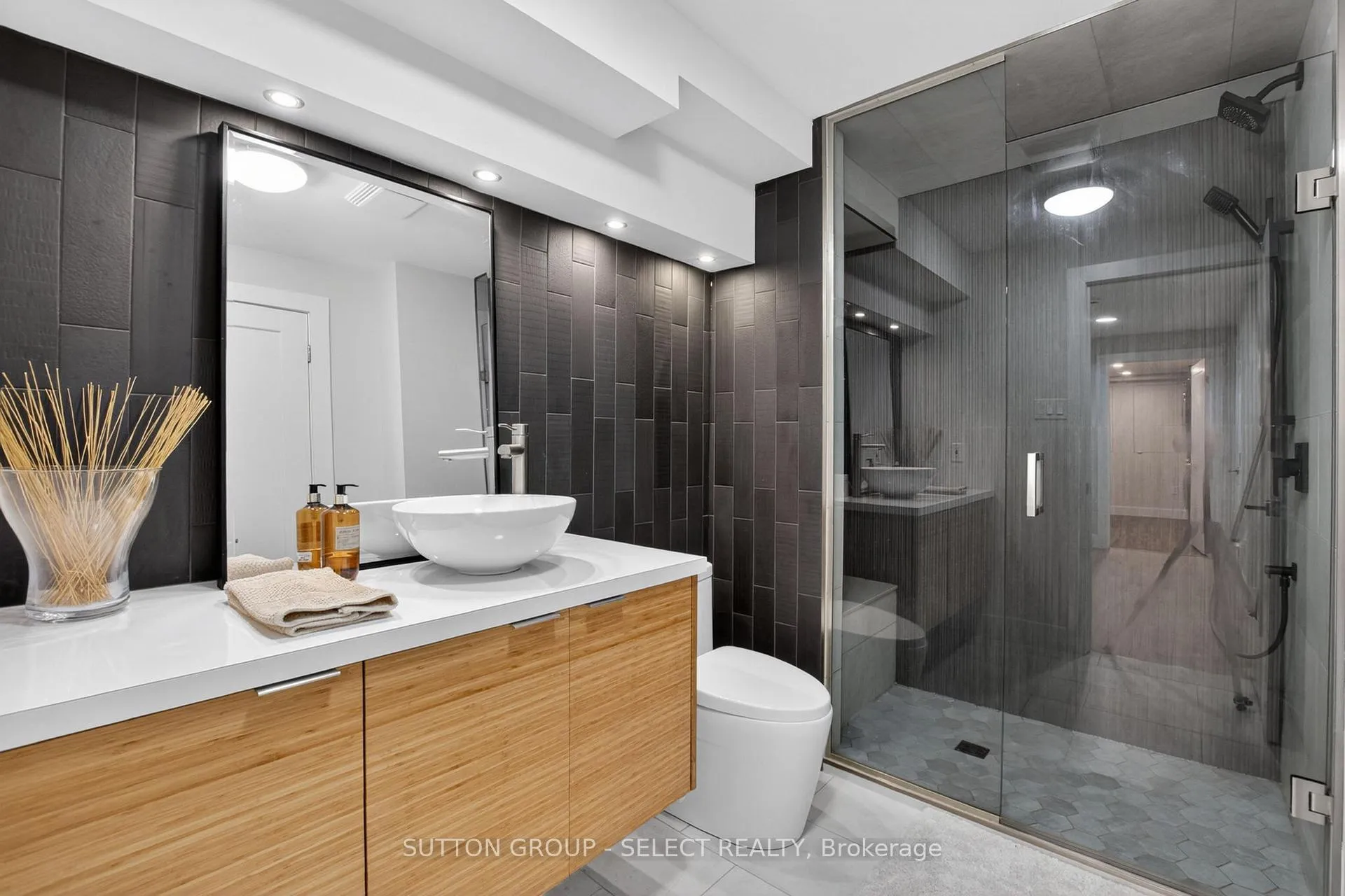 Photo 31 of 972 Guildwood Boulevard, London, North M — HOMEH