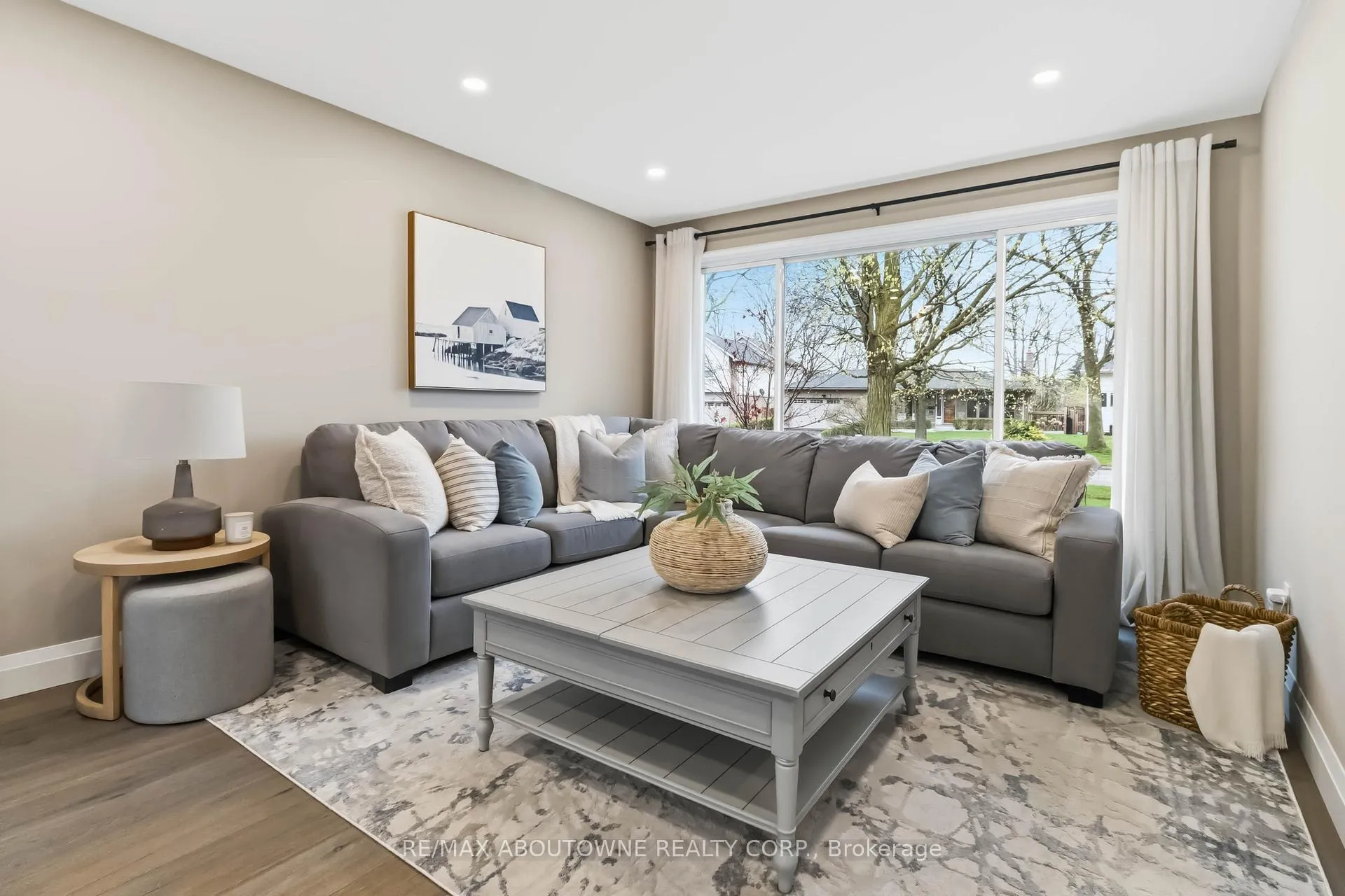 Photo 4 of 2485 Woburn Crescent, Oakville, Bronte — HOMEH