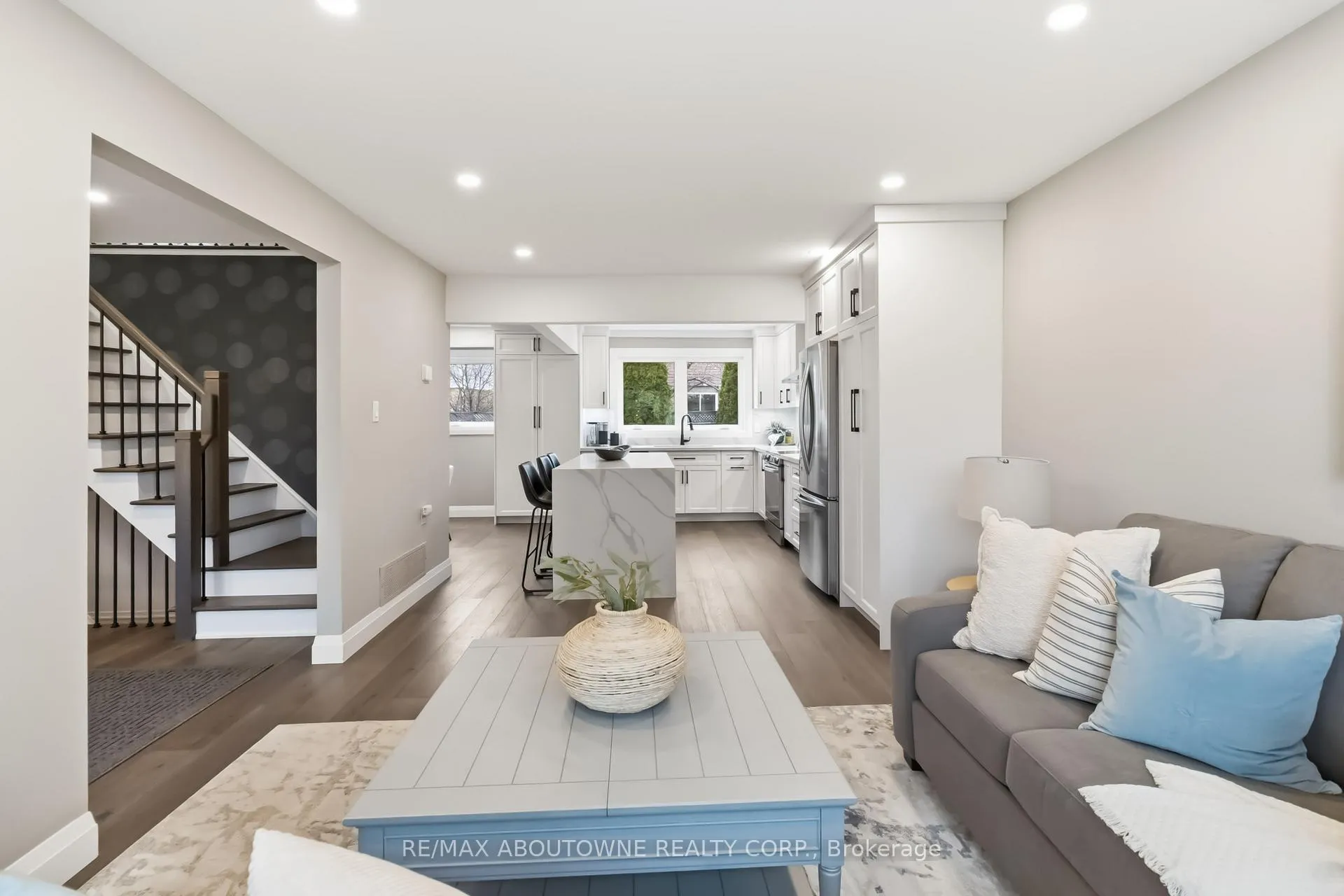Photo 5 of 2485 Woburn Crescent, Oakville, Bronte — HOMEH