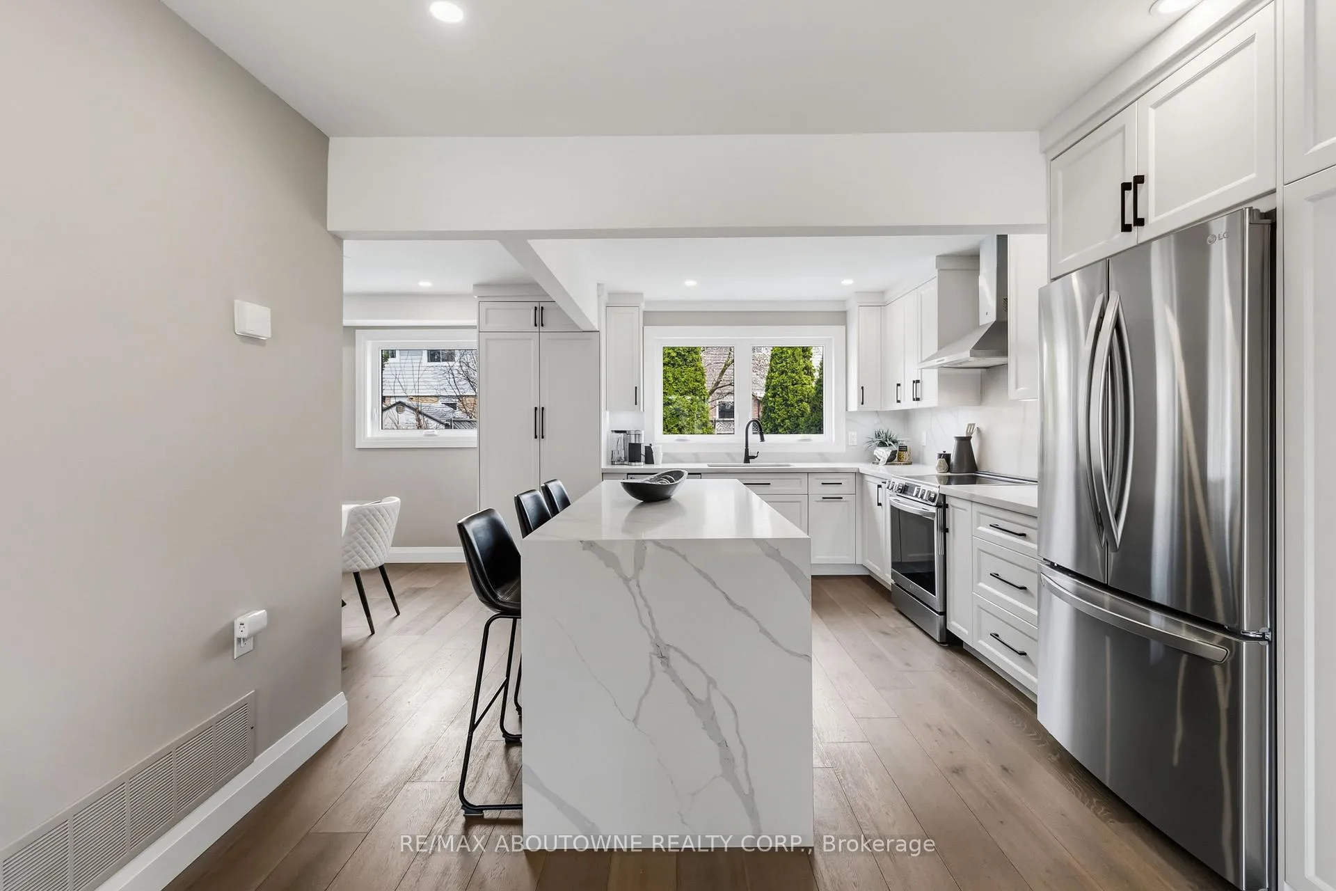Photo 10 of 2485 Woburn Crescent, Oakville, Bronte — HOMEH