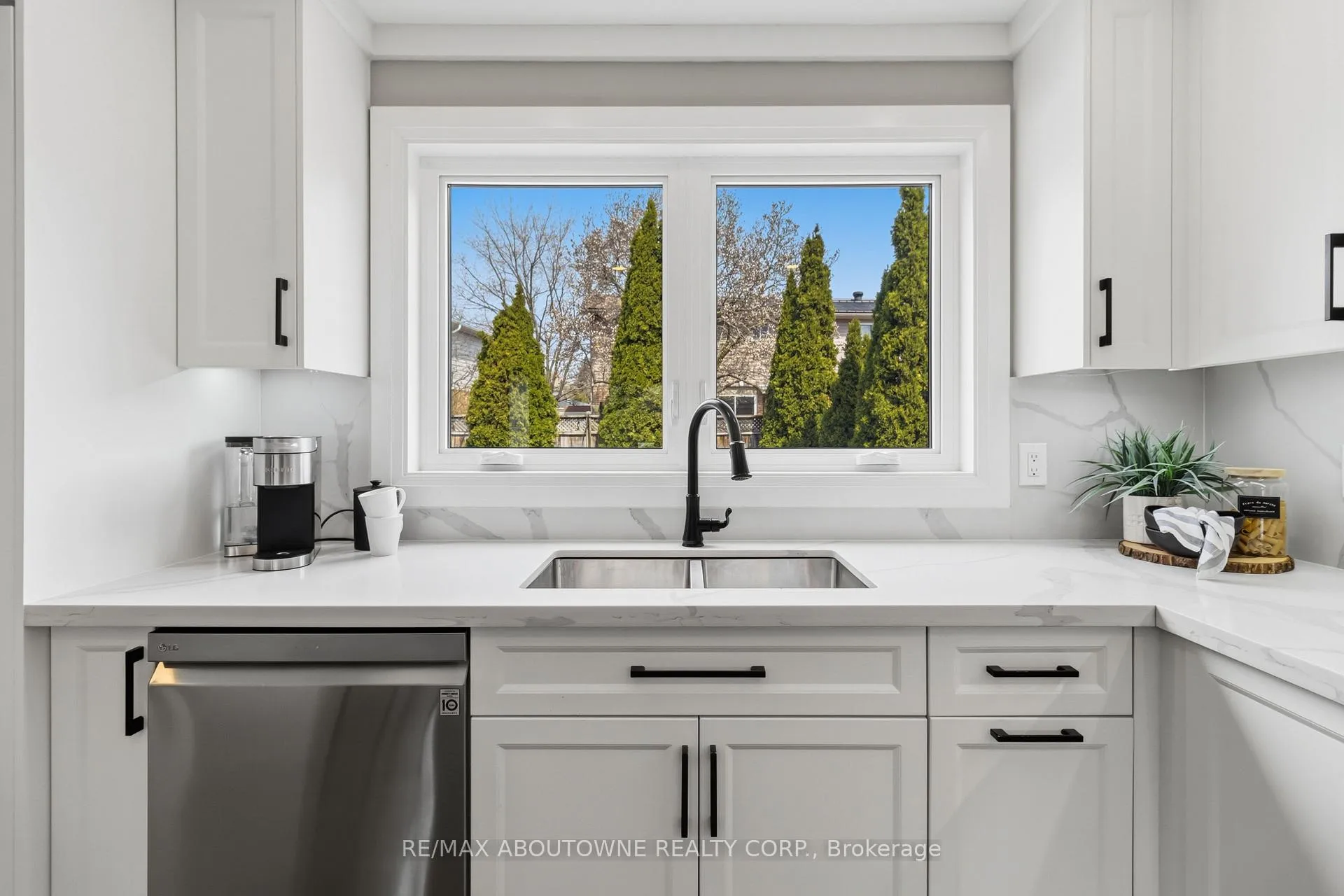 Photo 11 of 2485 Woburn Crescent, Oakville, Bronte — HOMEH