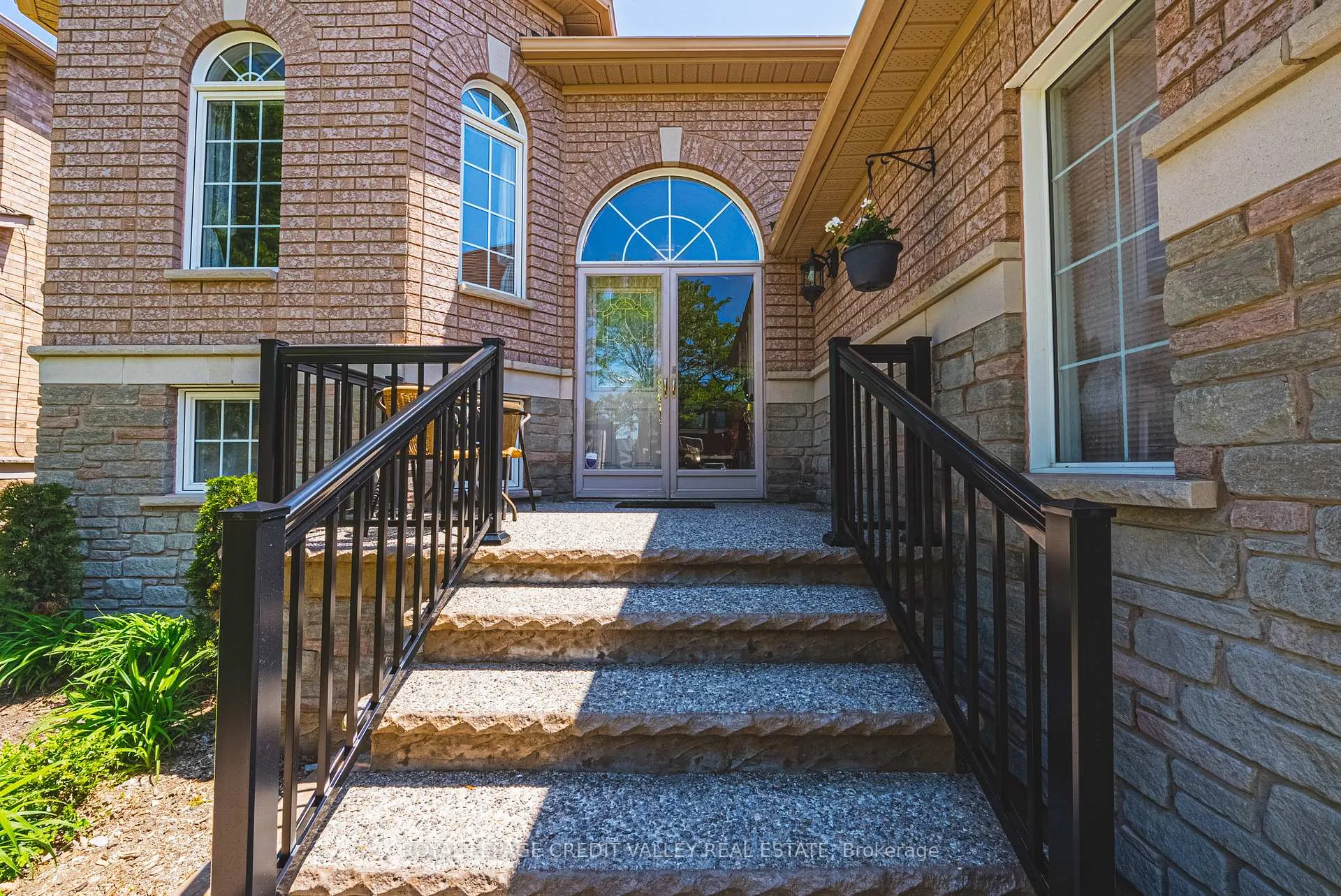 Photo 4 of 105 Pinebrook Circle, Caledon, Rural Caledon — HOMEH