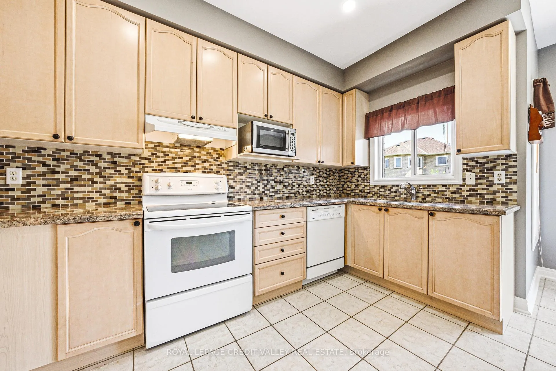 Photo 12 of 105 Pinebrook Circle, Caledon, Rural Caledon — HOMEH