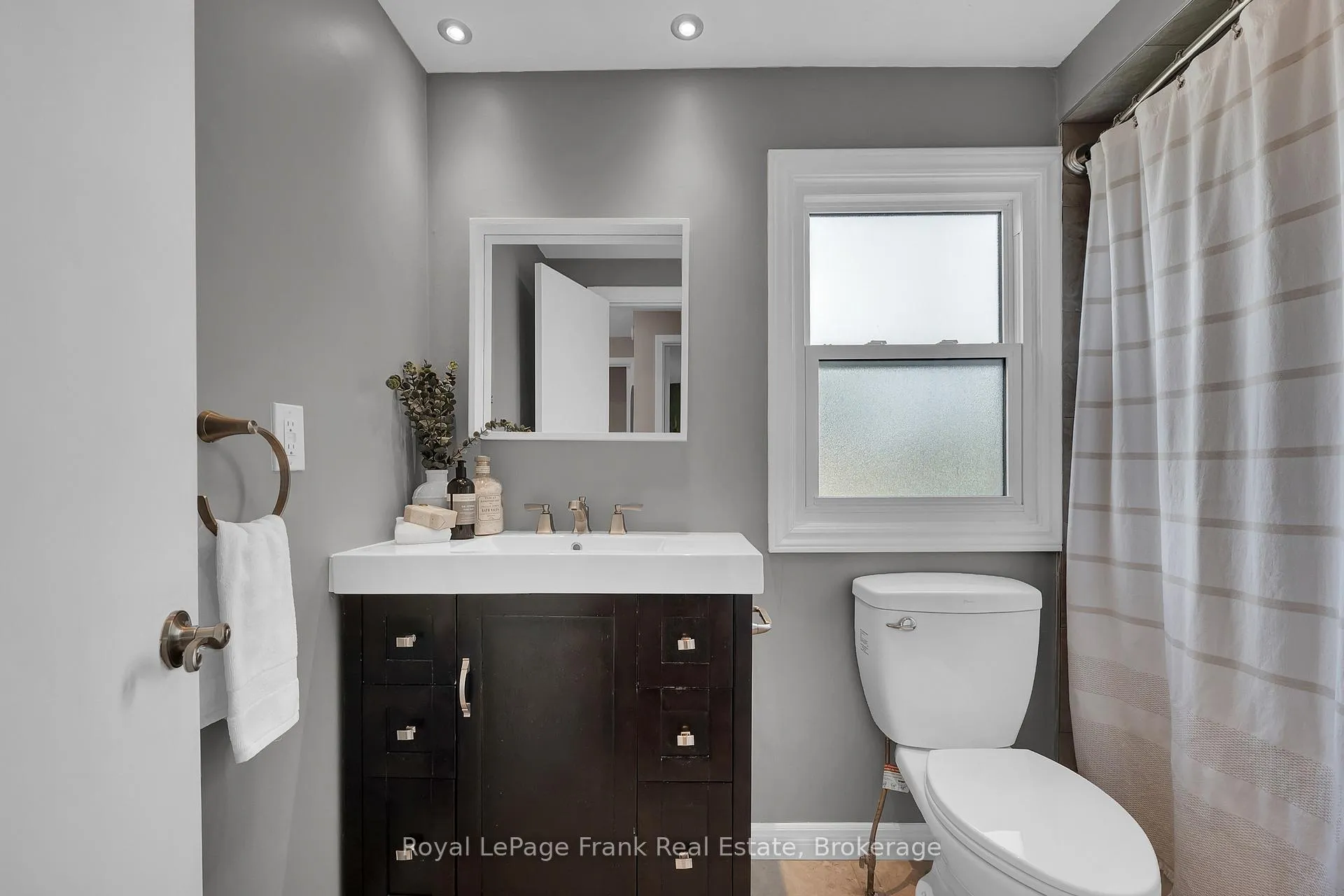 Photo 11 of 107 Yorkville Drive, Clarington, Courtice — HOMEH