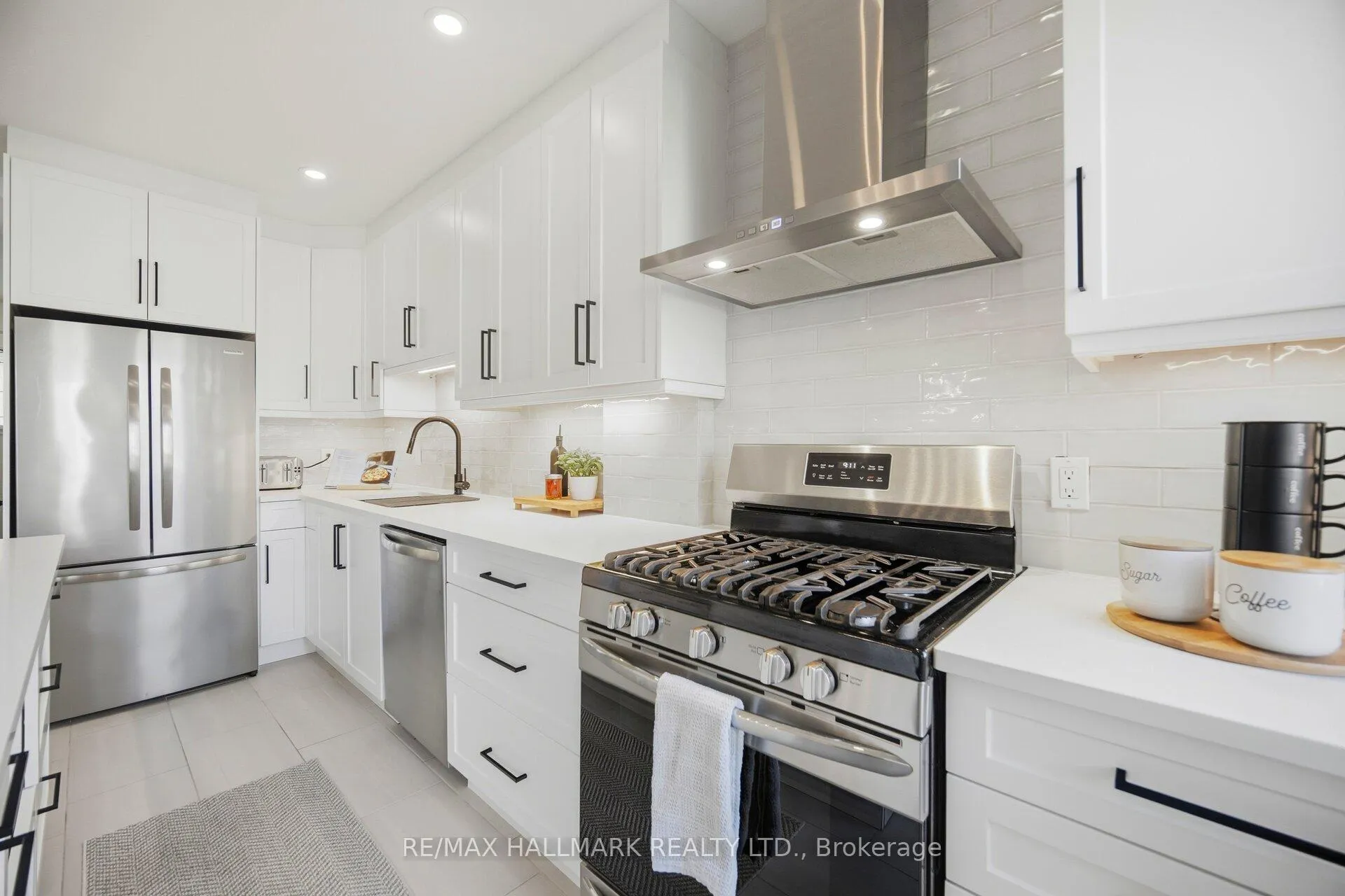 Photo 3 of 54 Province Street S, Hamilton, Delta — HOMEH