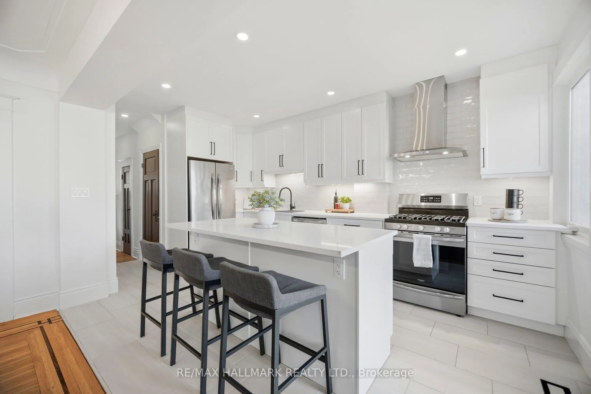 Photo 4 of 54 Province Street S, Hamilton, Delta — HOMEH