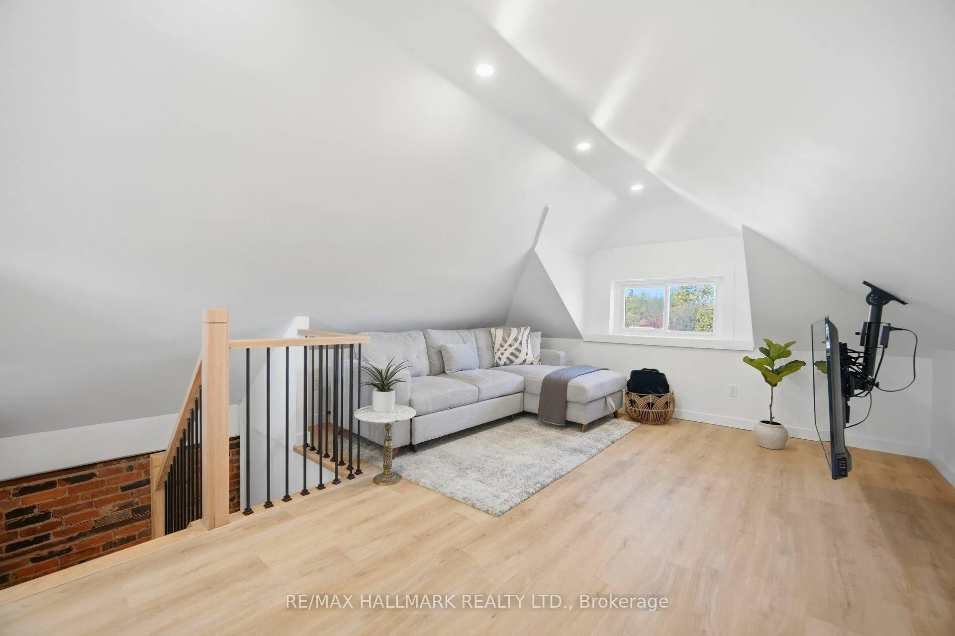 Photo 16 of 54 Province Street S, Hamilton, Delta — HOMEH