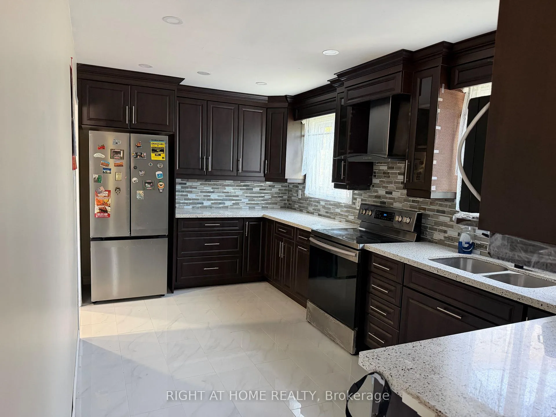 Photo 2 of 109 Beech Street, Brampton, Brampton North — HOMEH