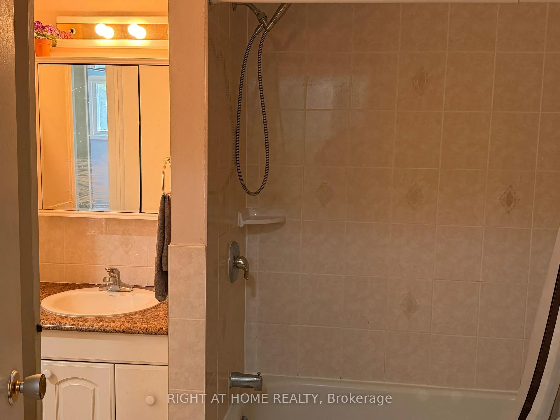 Photo 5 of 109 Beech Street, Brampton, Brampton North — HOMEH