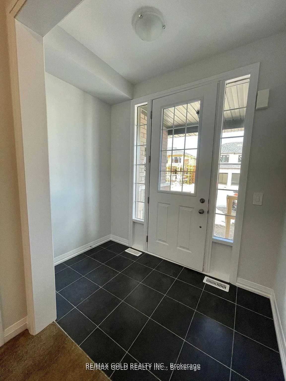 Photo 3 of 102 Corley Street, Kawartha Lakes, Lindsay — HOMEH