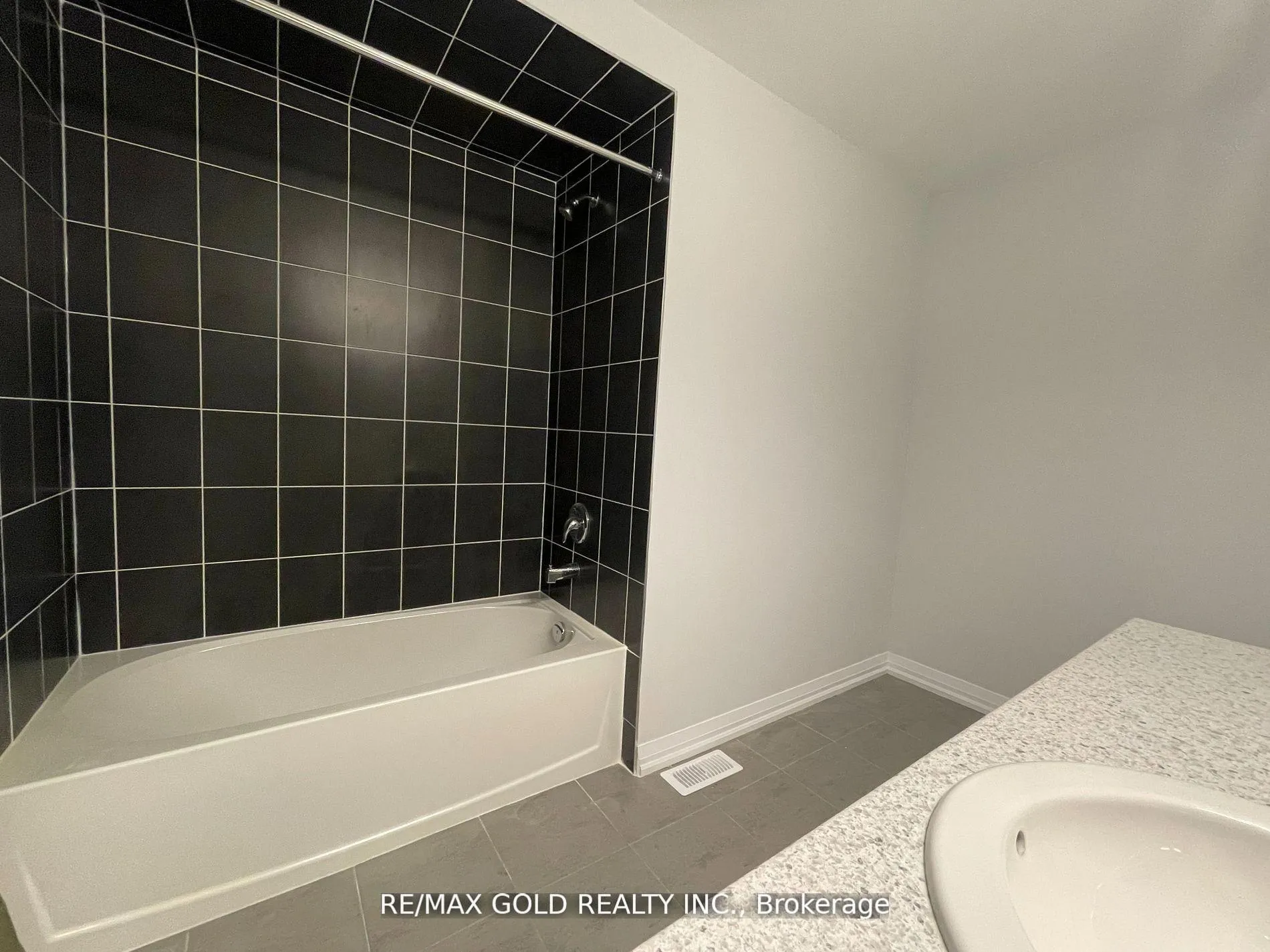 Photo 15 of 102 Corley Street, Kawartha Lakes, Lindsay — HOMEH